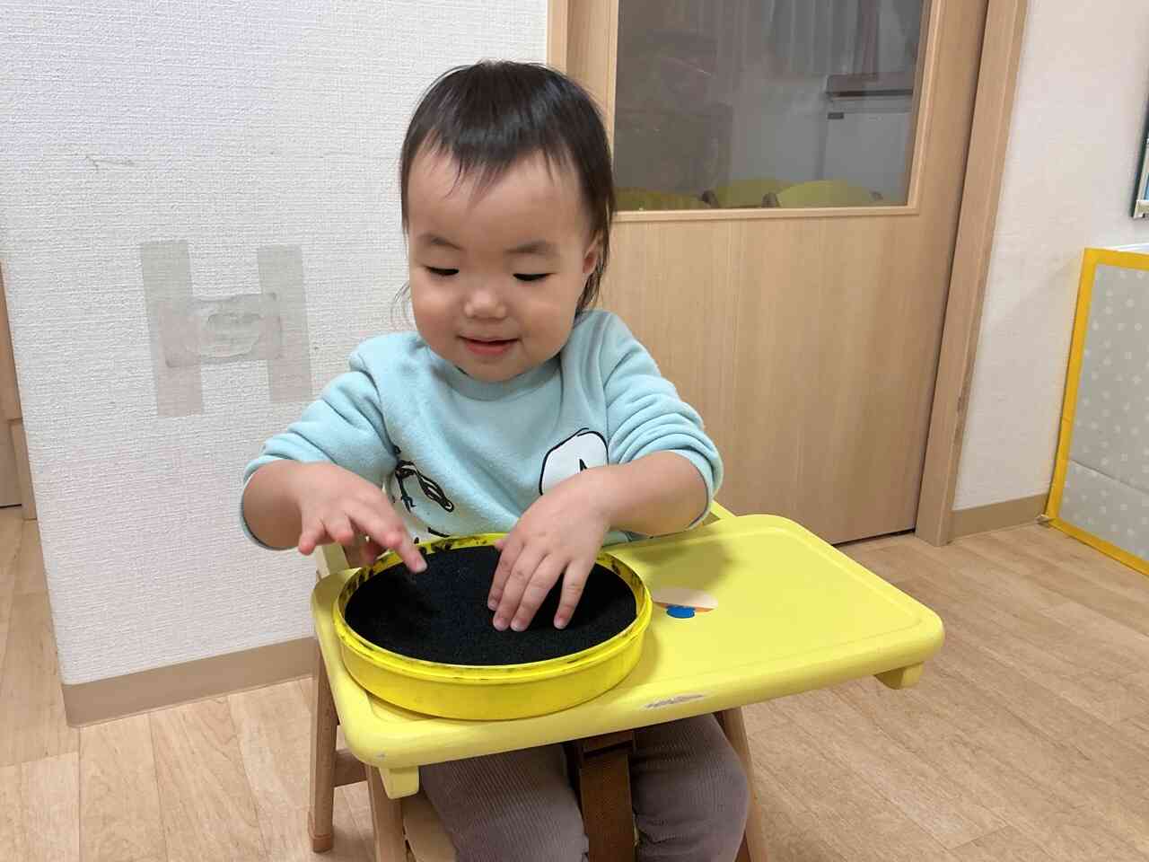 指スタンプでポンポン【0歳児ひよこ組】