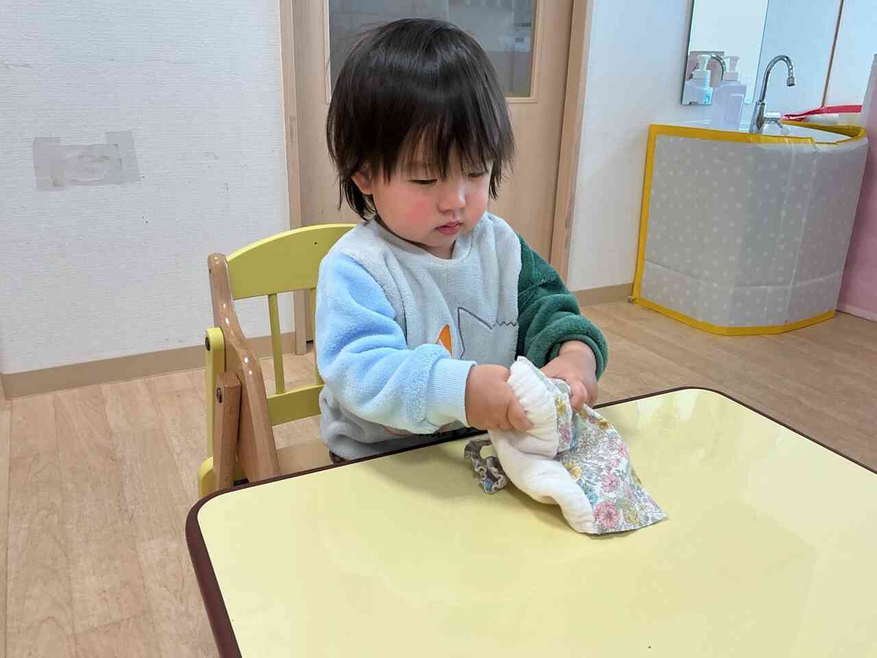 「クルクル〜」食後のエプロンの片付けも自分でできるようになりました。