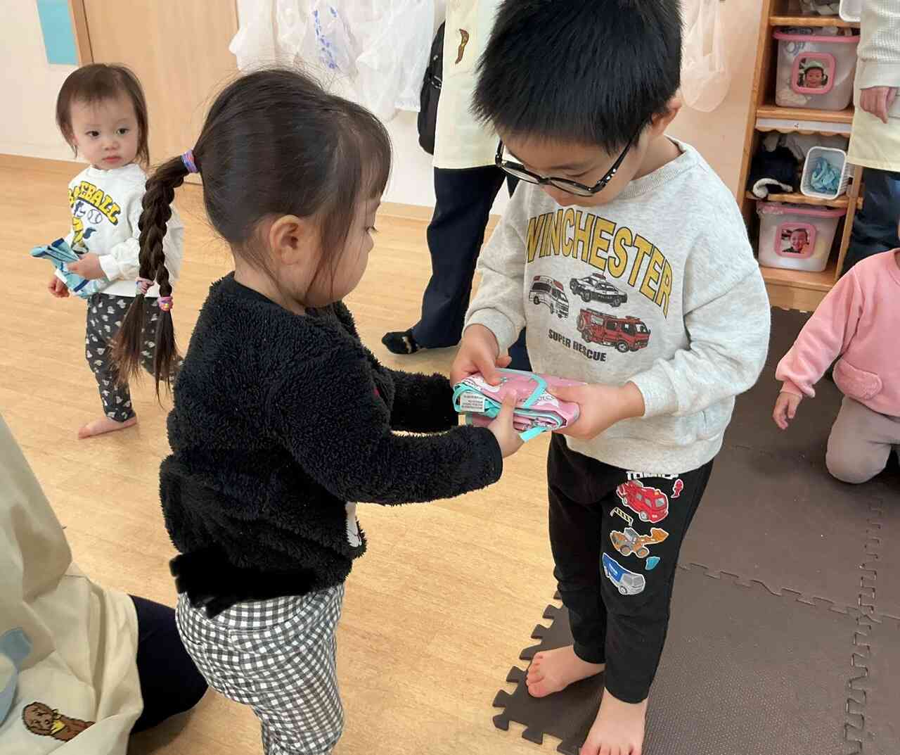 お味噌を作ってみよう【食育:1歳児 あひる組】