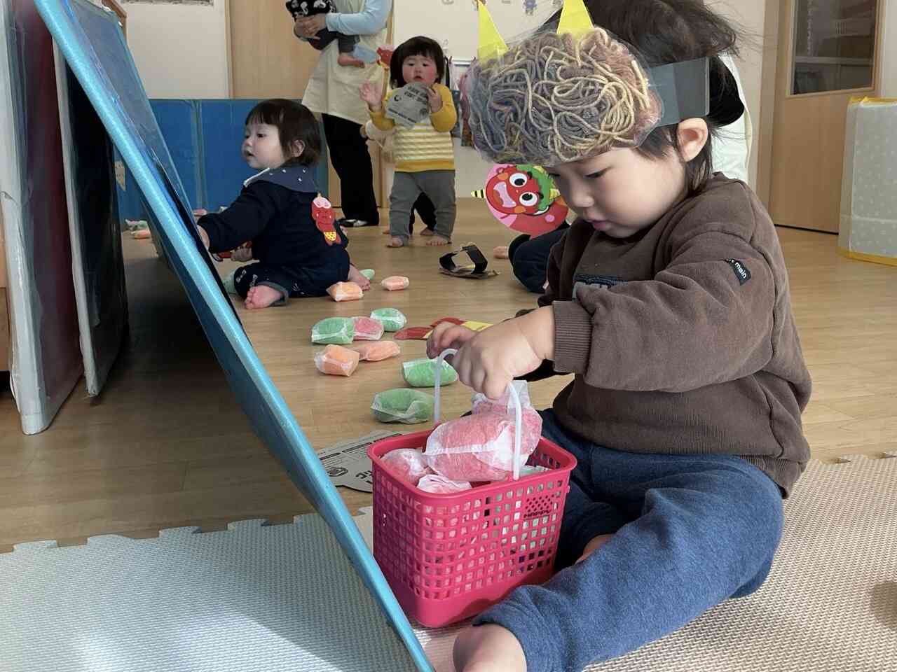 カゴの中にたくさんボールを詰めて、鬼をやっつけるぞ！