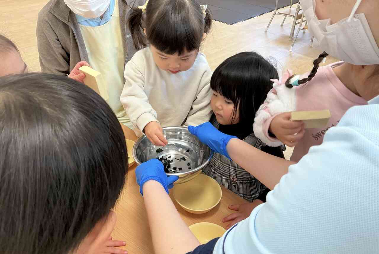 触ってみよう【食育活動：1歳児 あひる組】