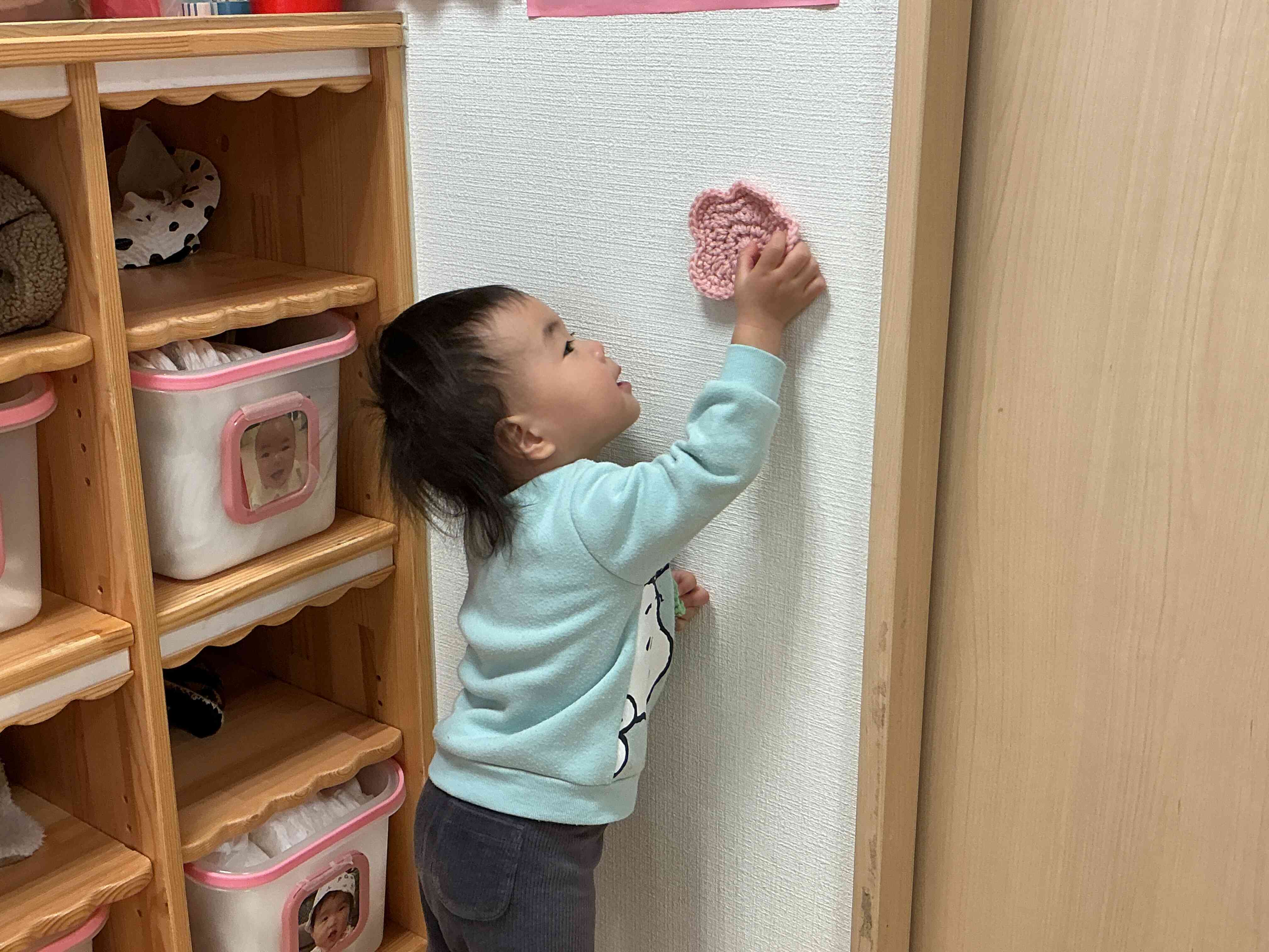 ひよこ組さんは、桃のお花を集めてくれたよ「あった！」