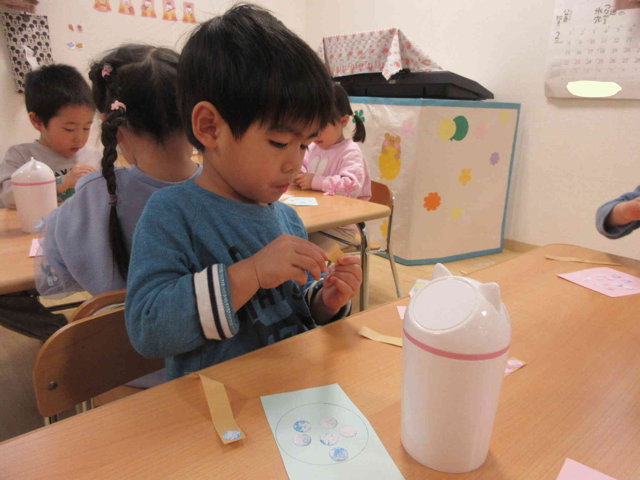 お雛様のお洋服、どんな服にしようかな。