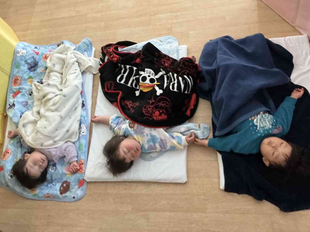 寝るときも仲良し【0歳児　ひよこ組】