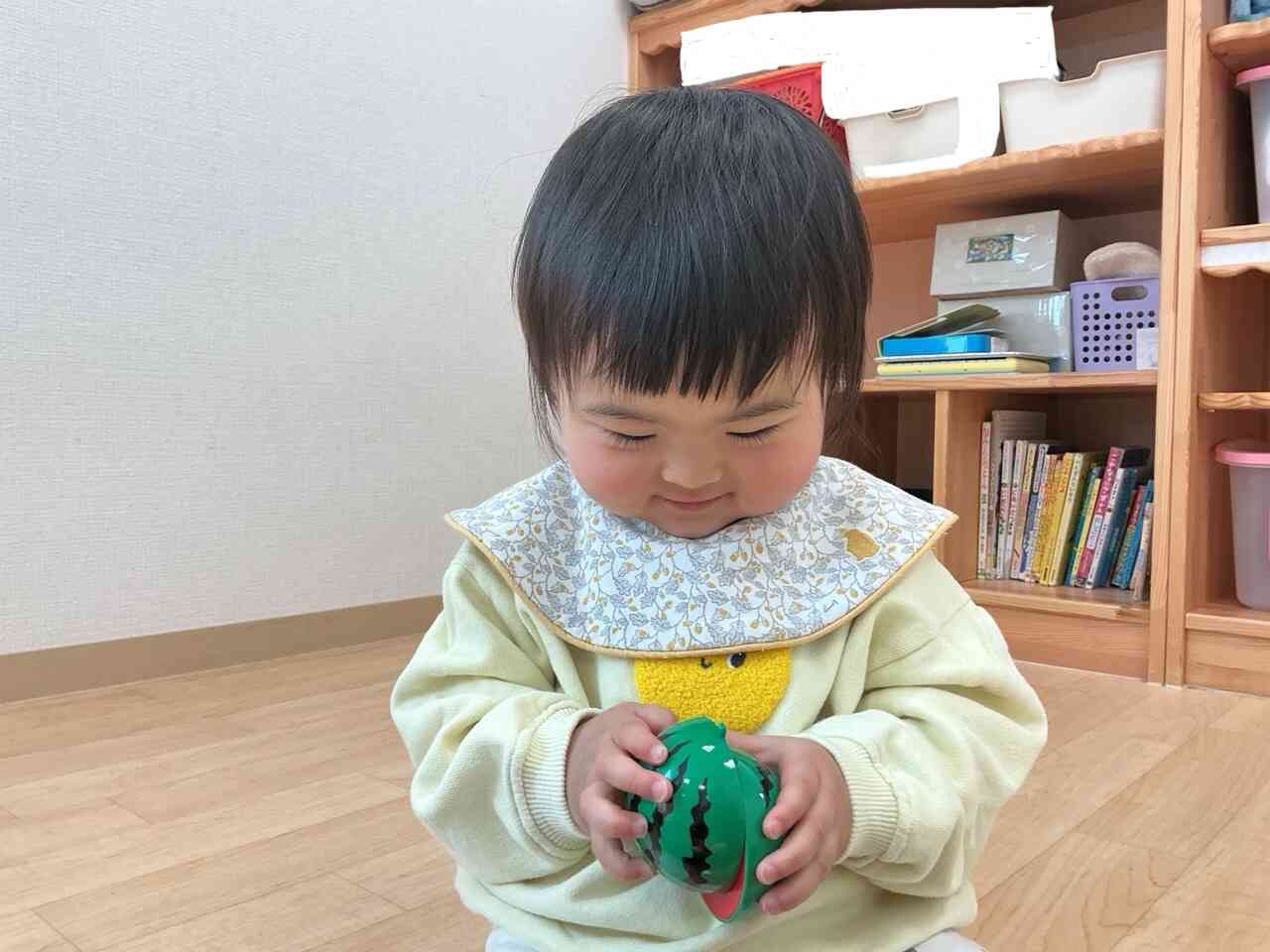 スイカをペタッ！上手にできたね ♪