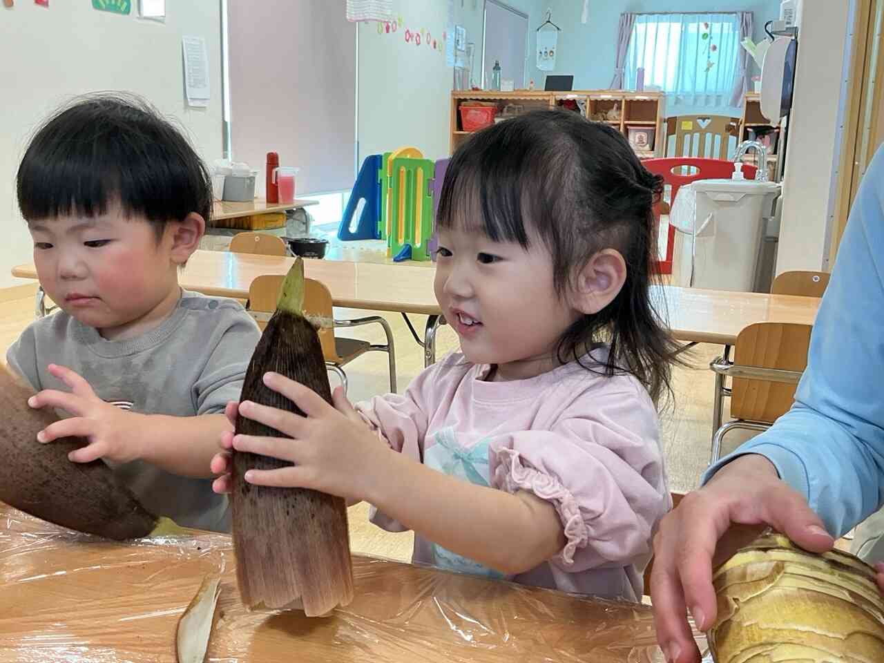 タケノコの皮、ふわふわしてる！