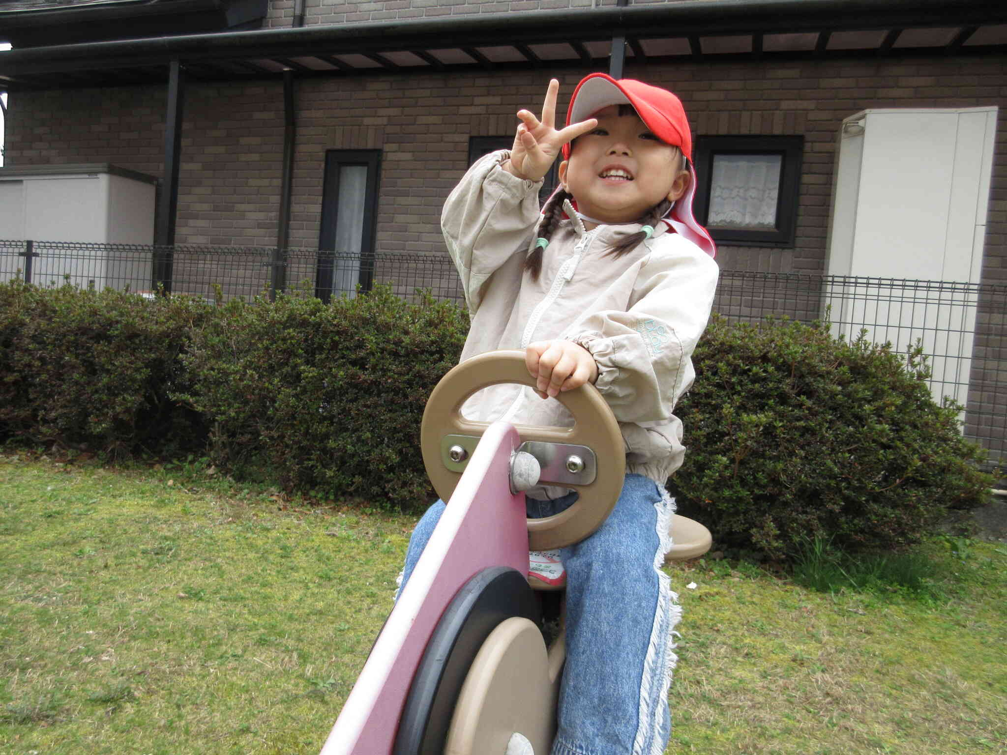 大好きなバイクの遊具でピース！