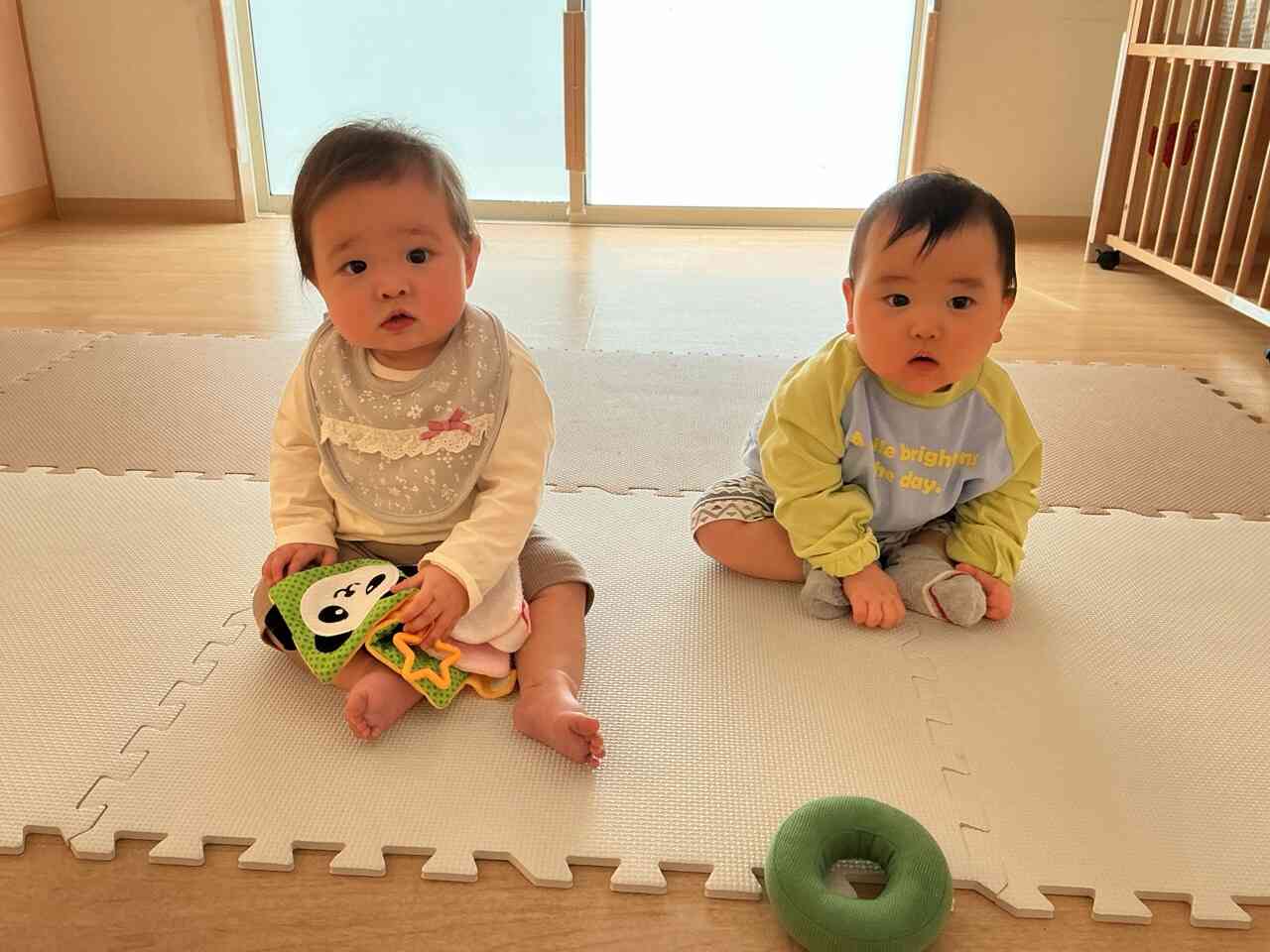 はじめてのクラスメイト♪　【0歳児ひよこ組】