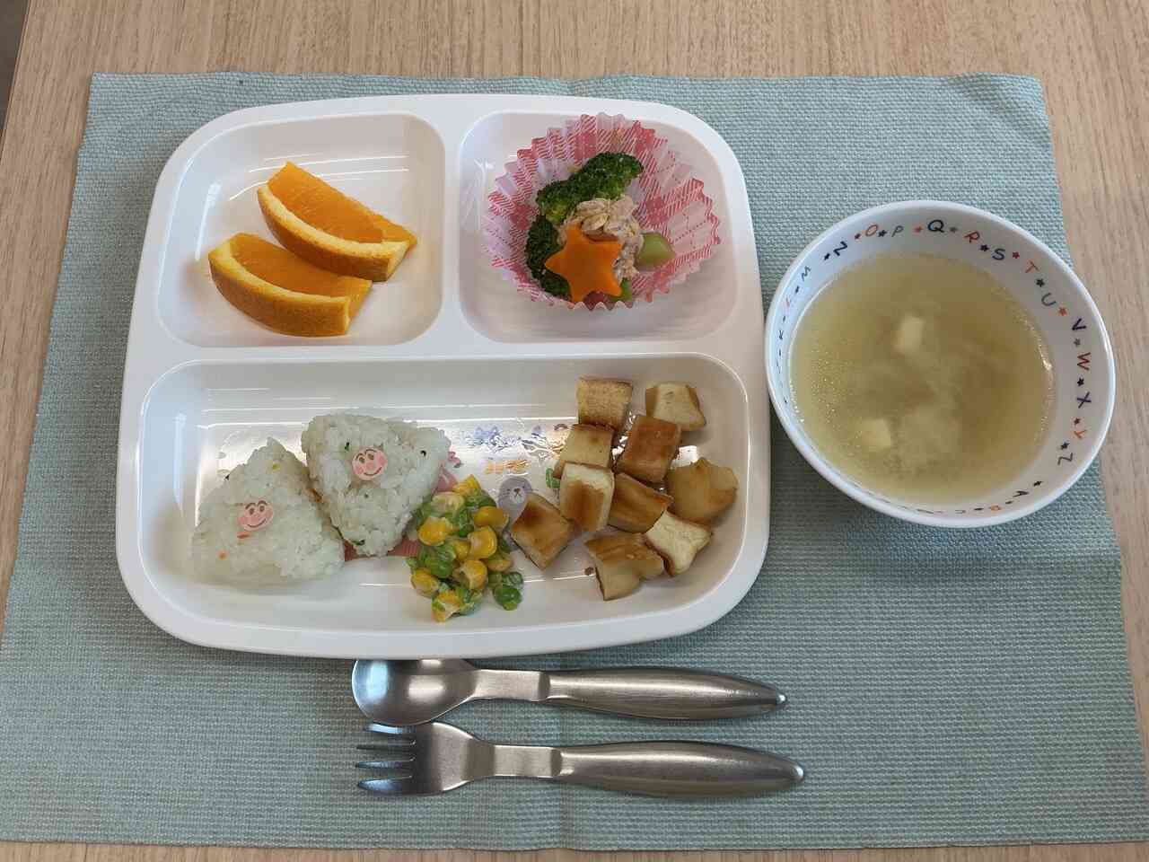今日はワンプレートランチ♪ さんかくのおにぎりが大好評でした