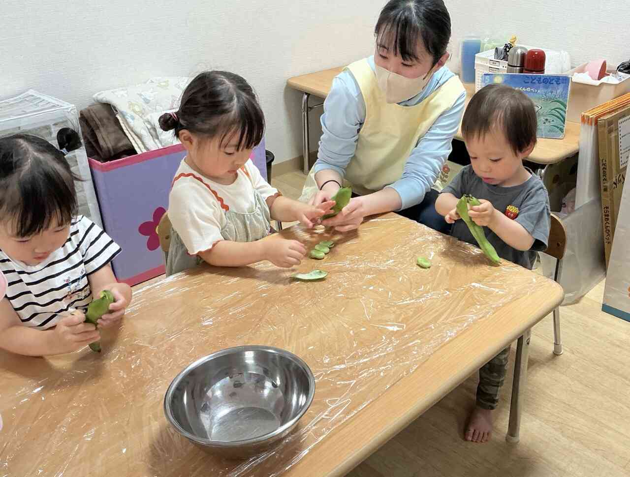 そら豆の皮をむいてみよう【食育・２歳児 うさぎ組】