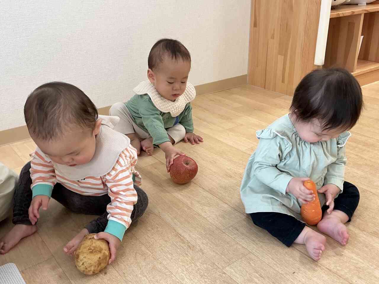 野菜にタッチ〜食育〜【0歳児 ひよこ組】