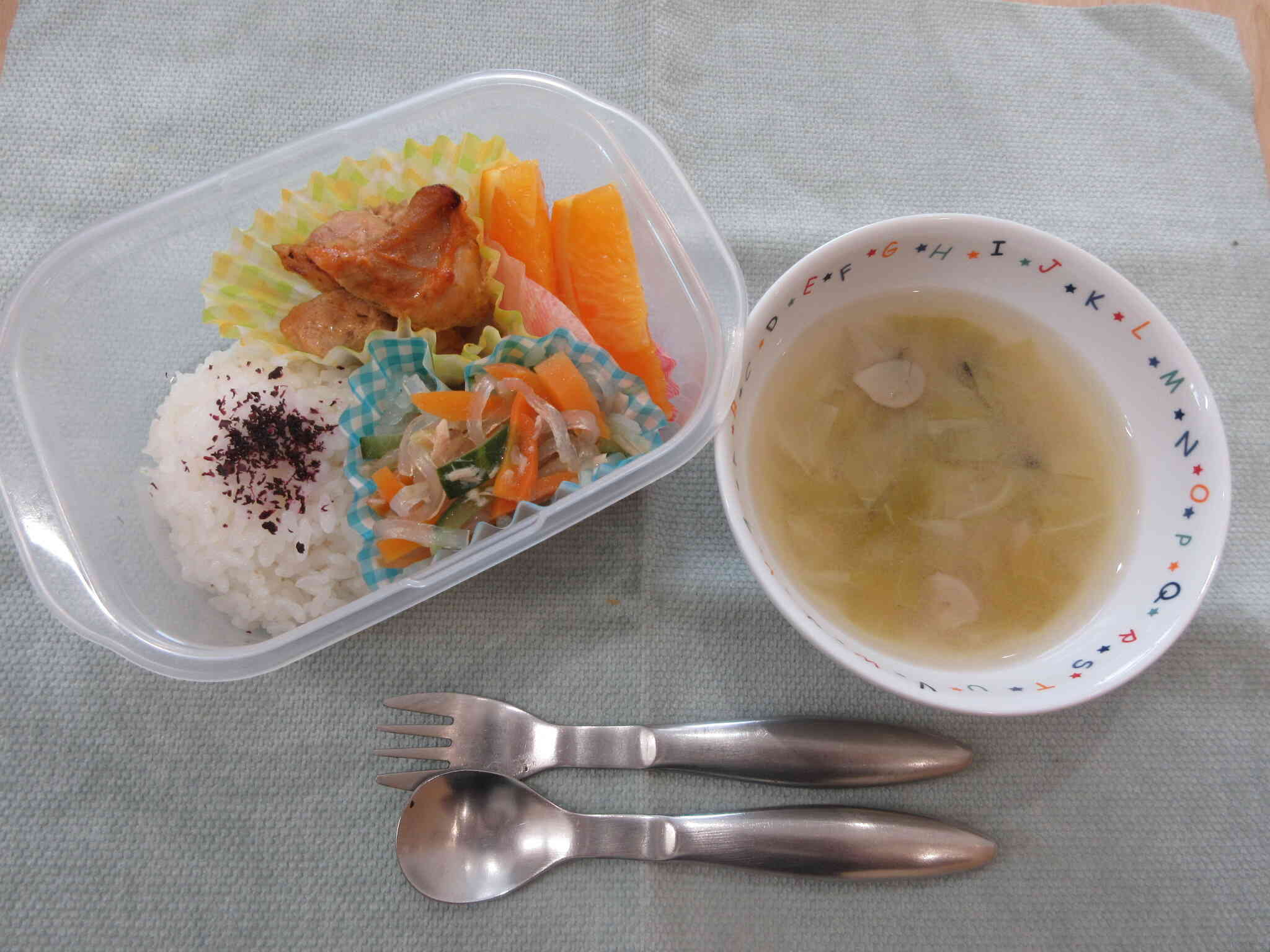 今日の給食はお弁当！おいしかったね。調理室の先生ありがとう！