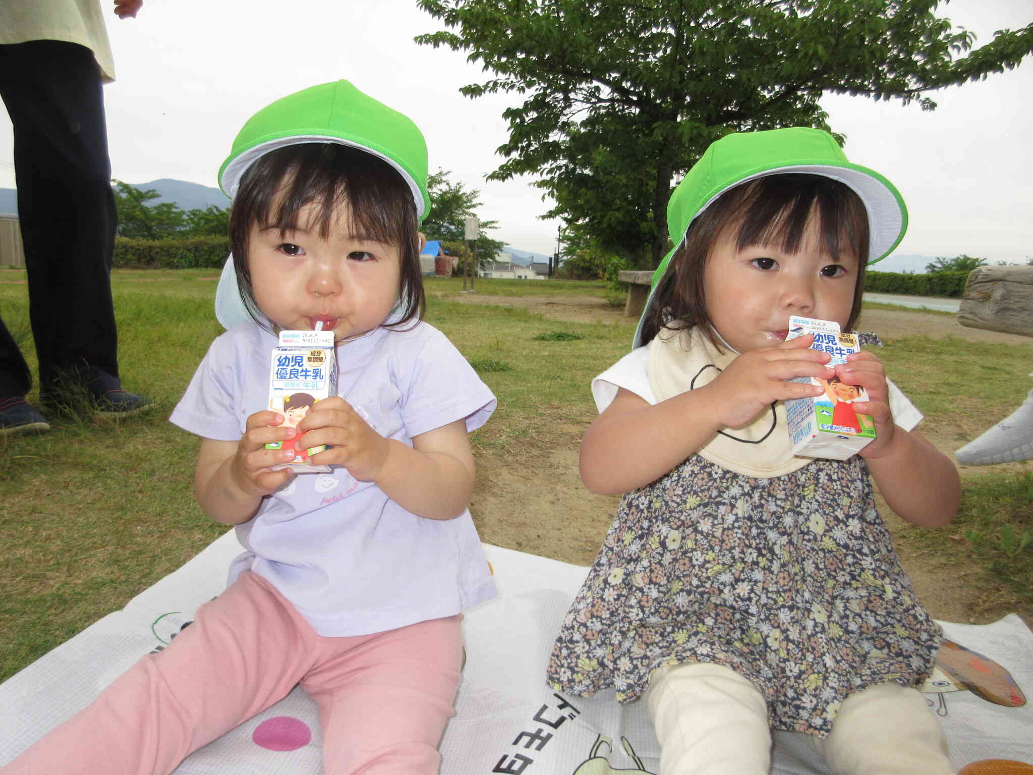お外で食べるおやつはおいしいね♪