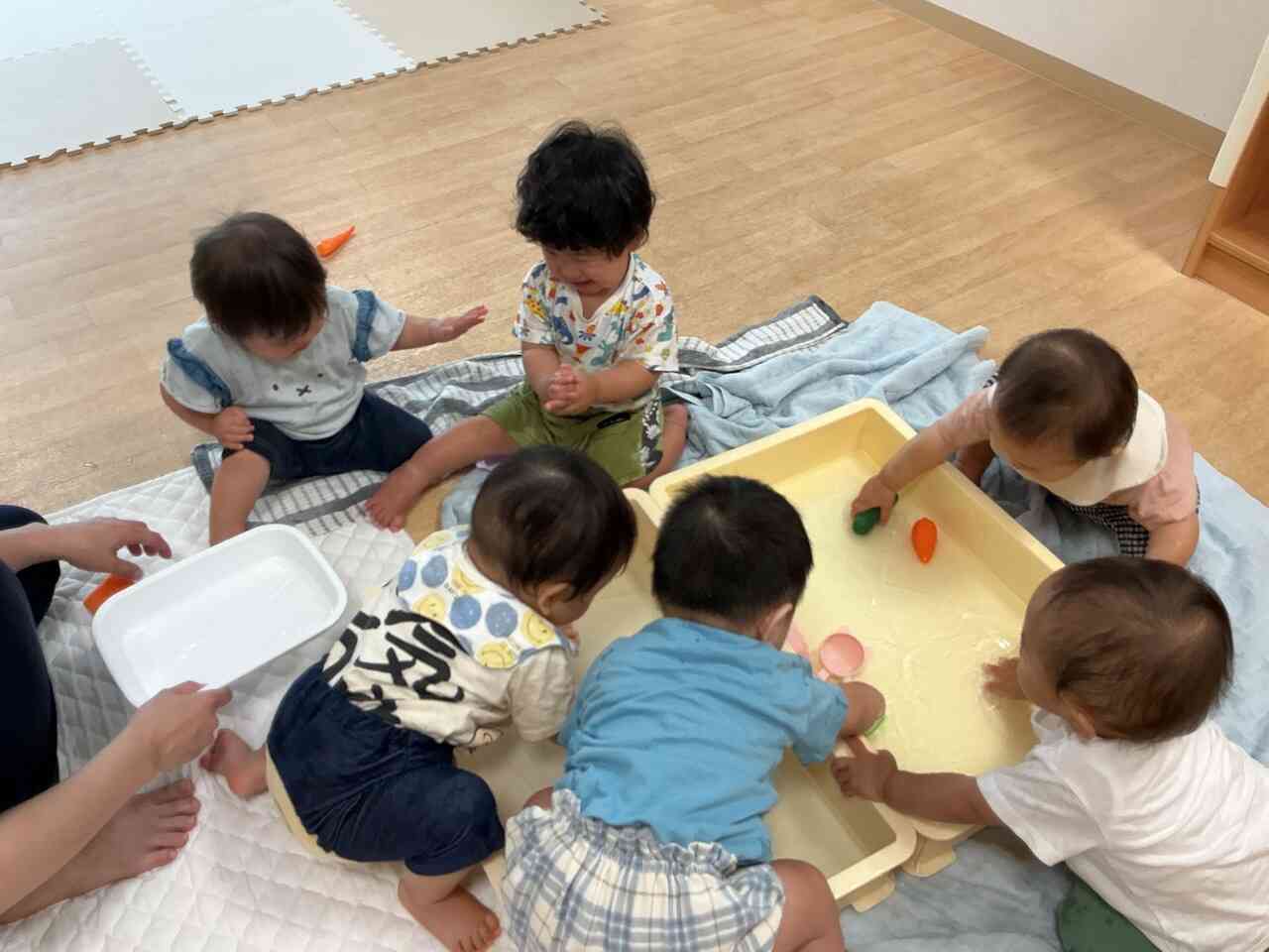 お水だ〜いすき【0歳児 ひよこ組】