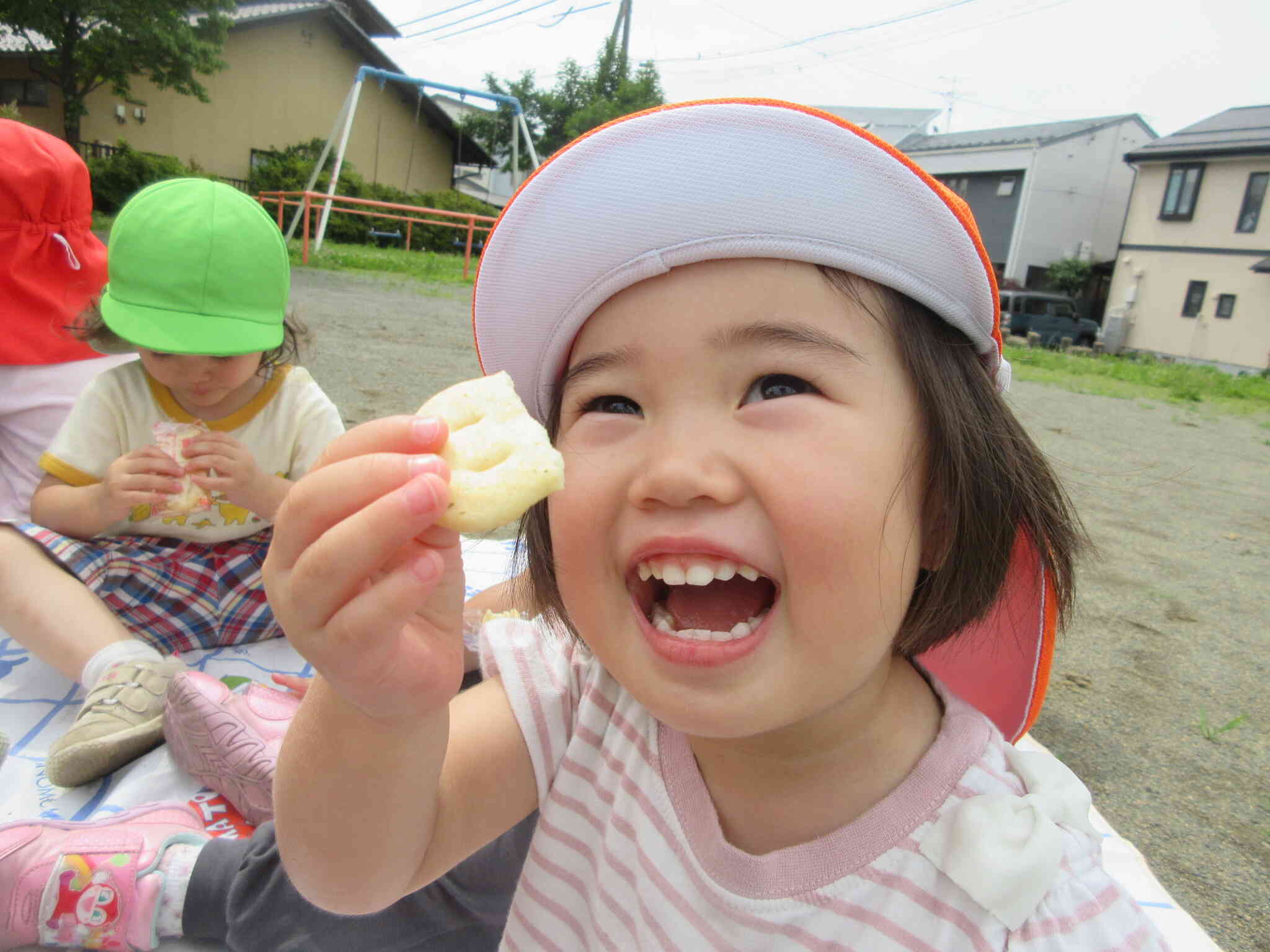 今日はお外でおやつだよ！最高だね♪【2歳児 うさぎ組】