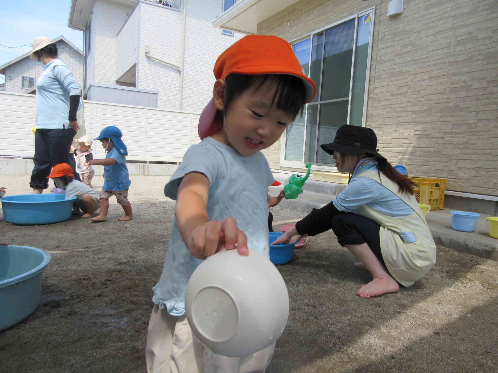 お水冷たくて気持ちいいね！【2歳児 うさぎ組】