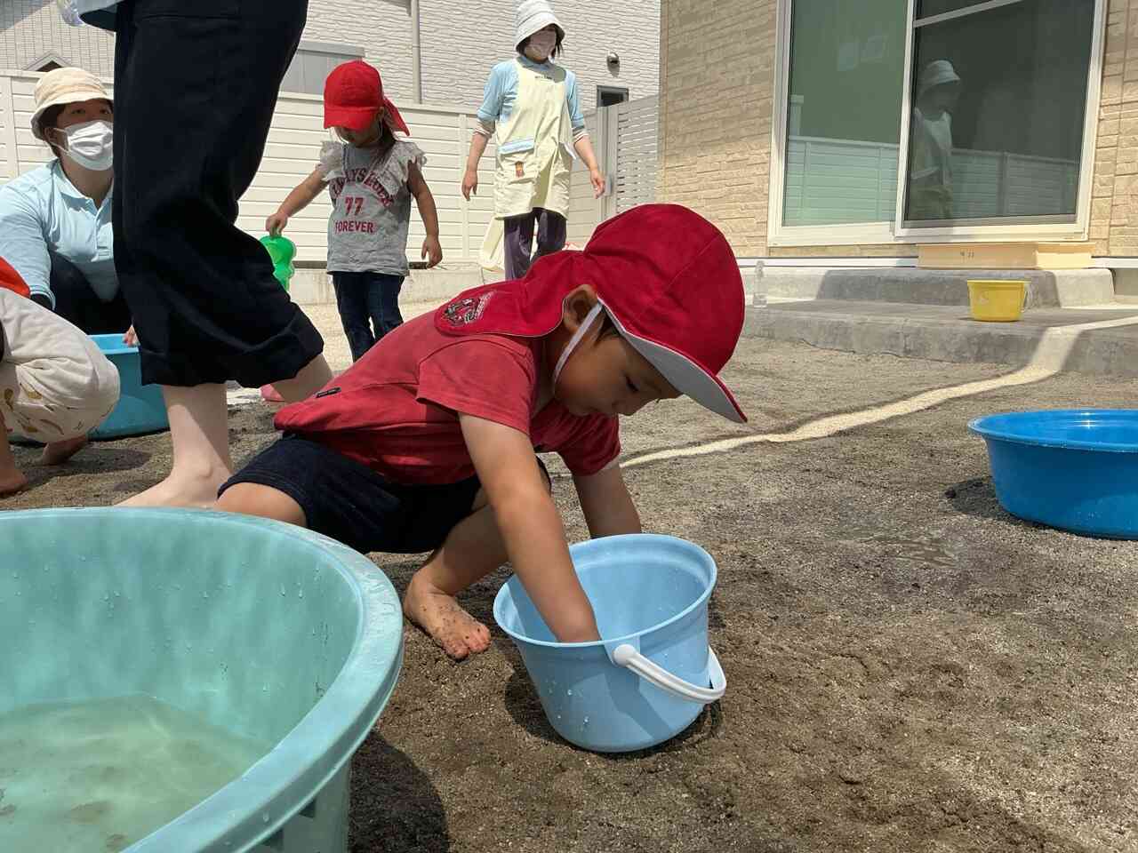 バケツを使って