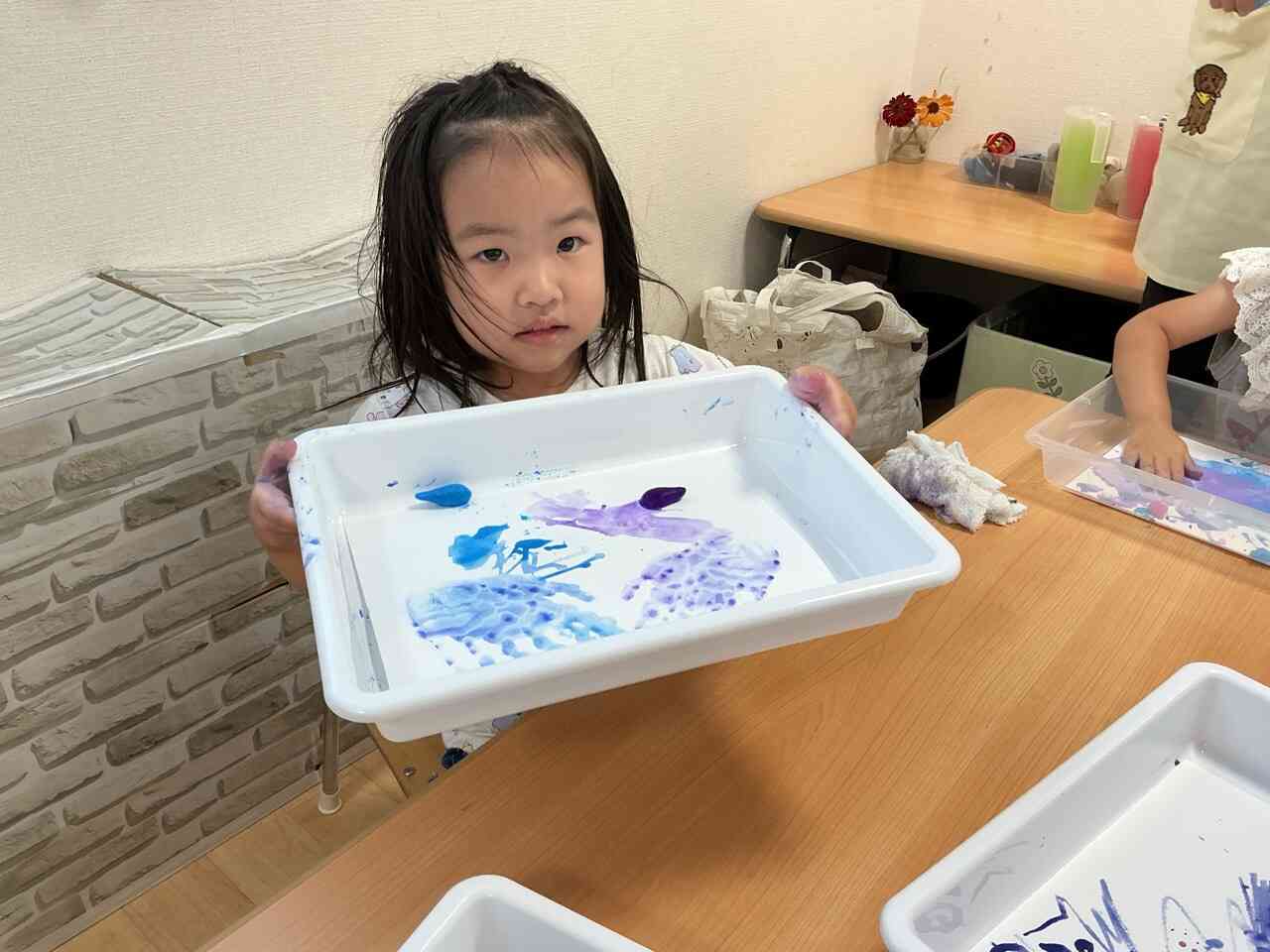 見てみて〜!手形がついたよ〜