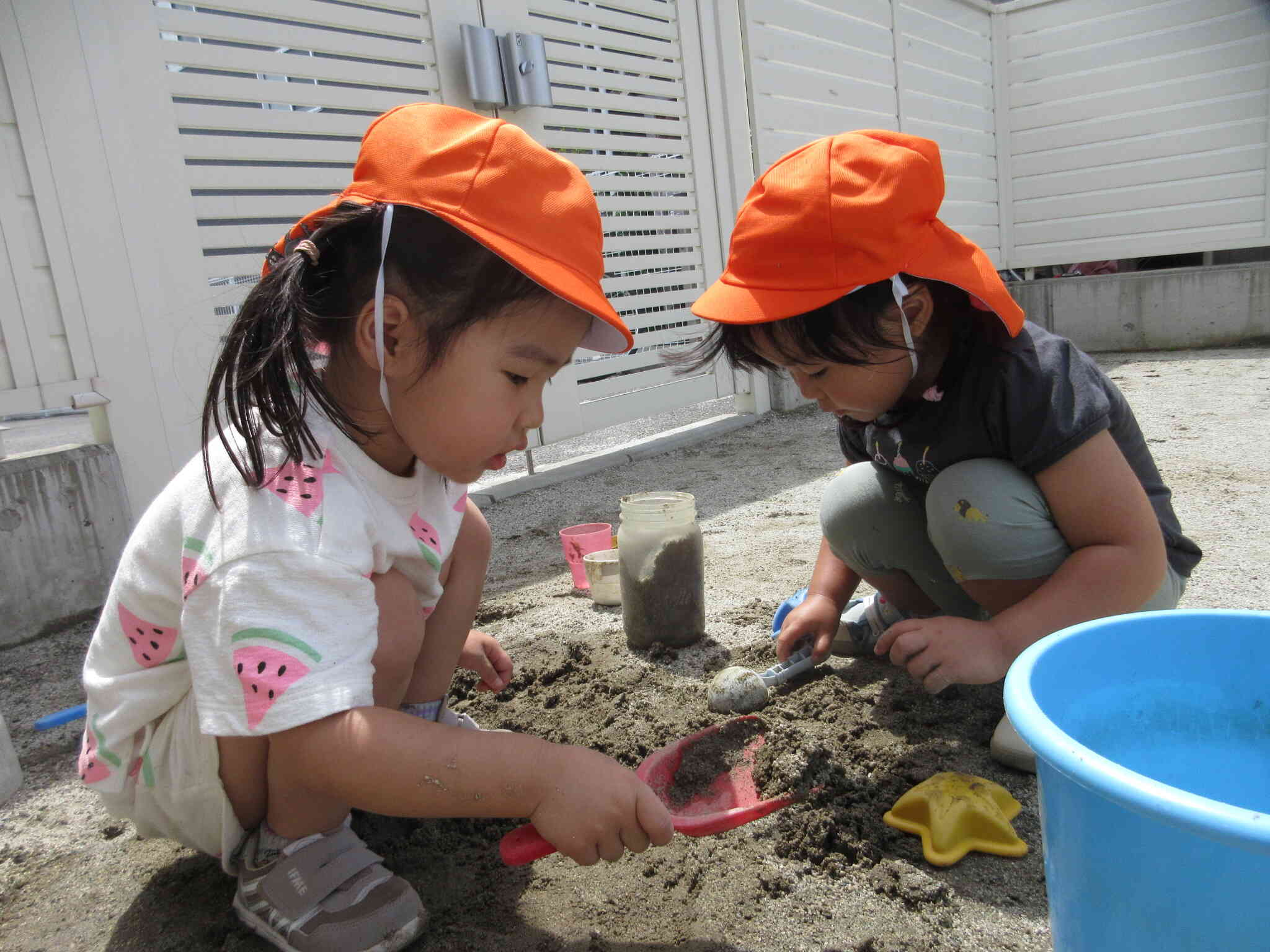 会話を楽しみながら集中して遊びこむ姿が増えています【2歳児 うさぎ組】