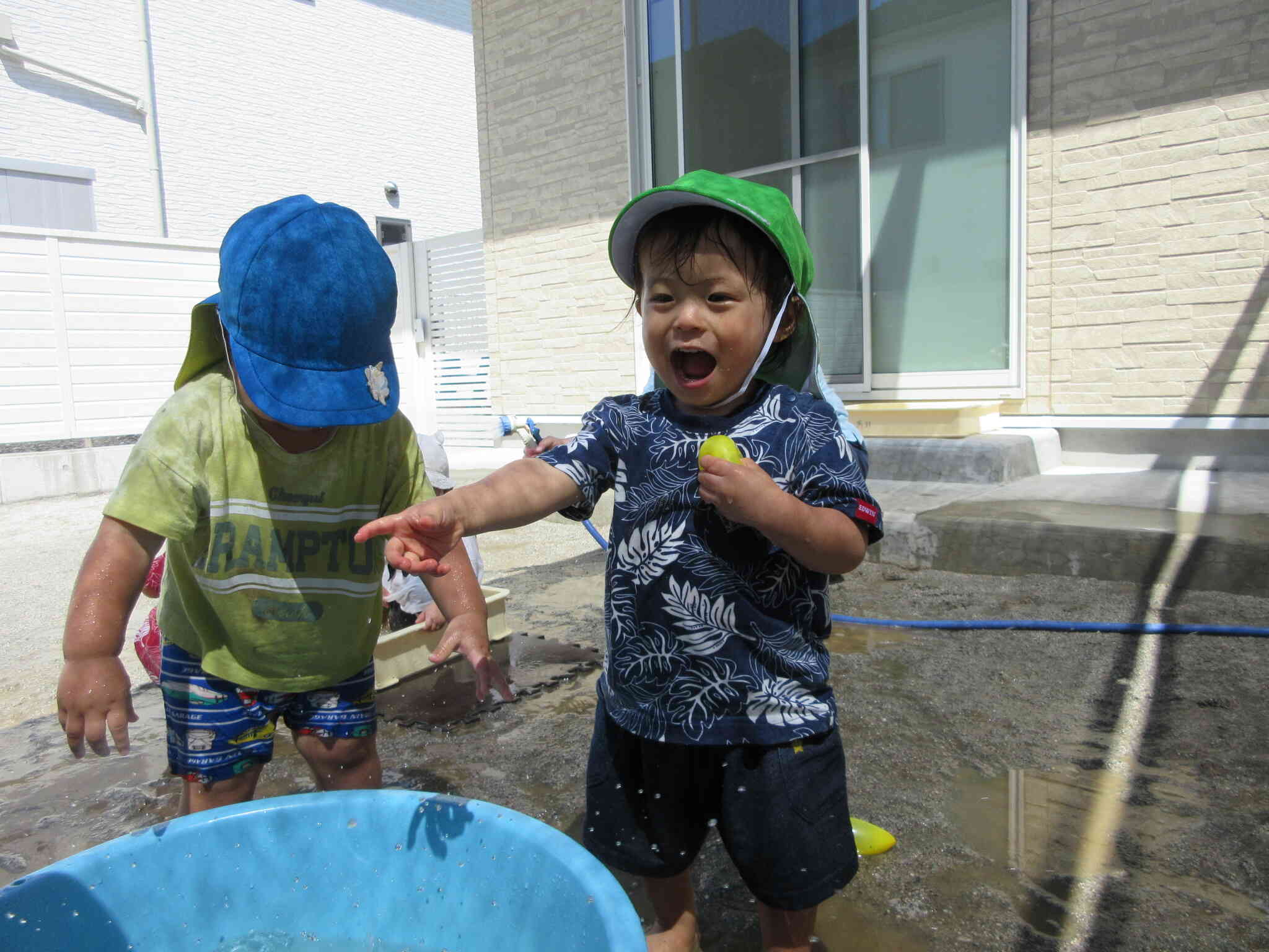 「あ！」　水風船割れちゃったね。でもそれも楽しいね♪
