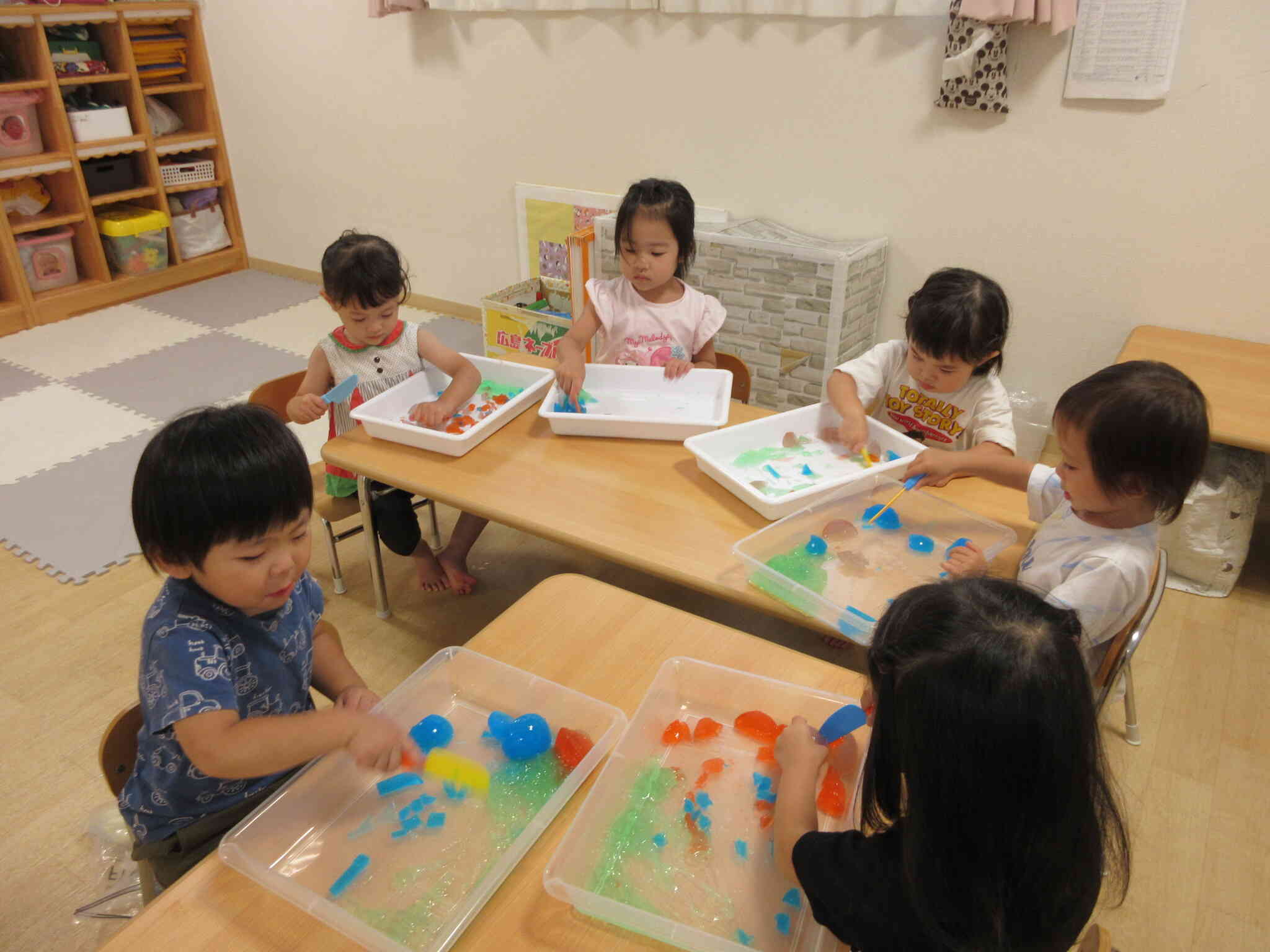 寒天遊びをしたよ！【２歳児 うさぎ組】