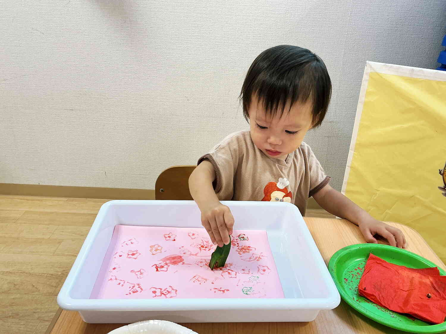 オクラのスタンプ、ポンポン！【２歳児 うさぎ組】