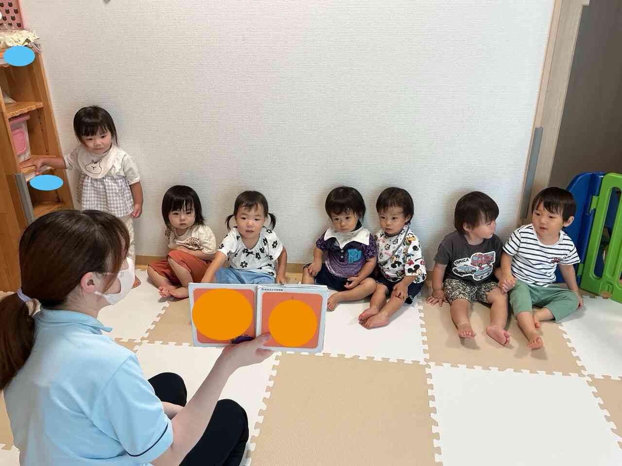 絵本って楽しいな【1歳児 あひる組】