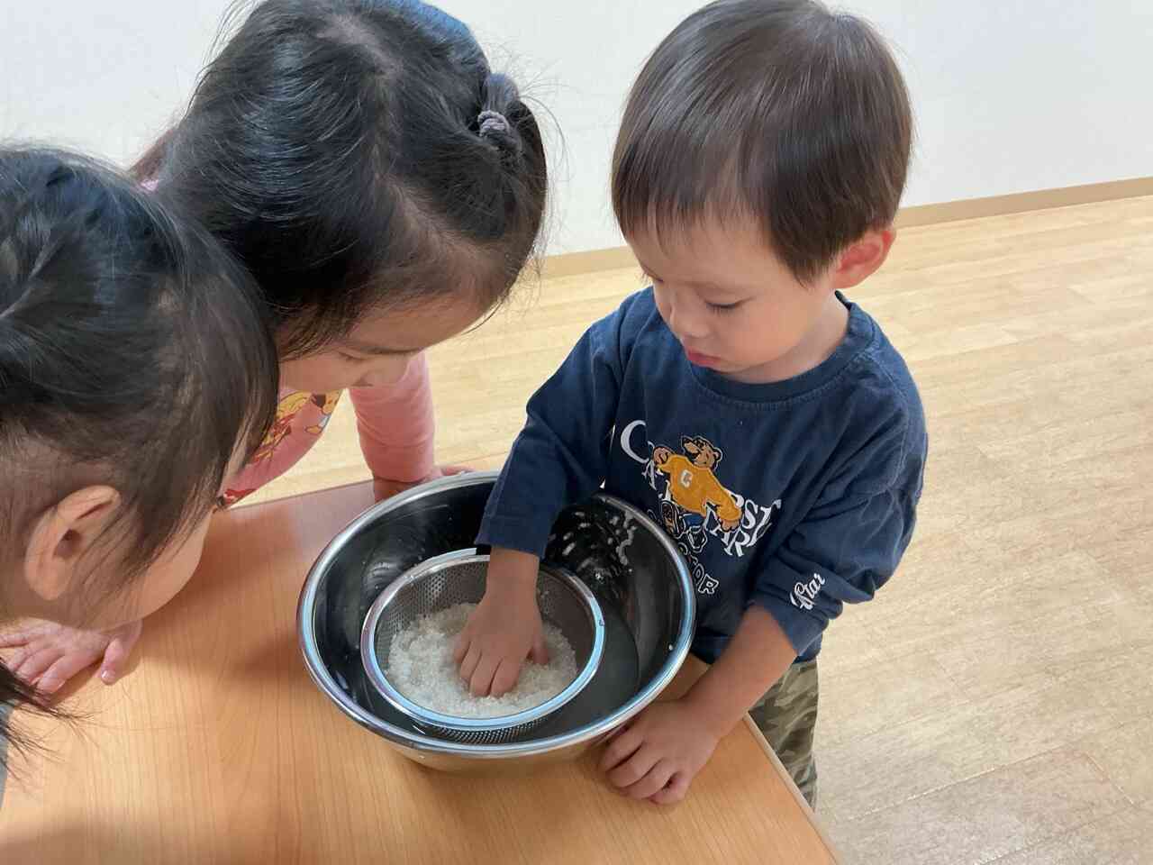 新米を楽しもう!①【2歳児 うさぎ組】