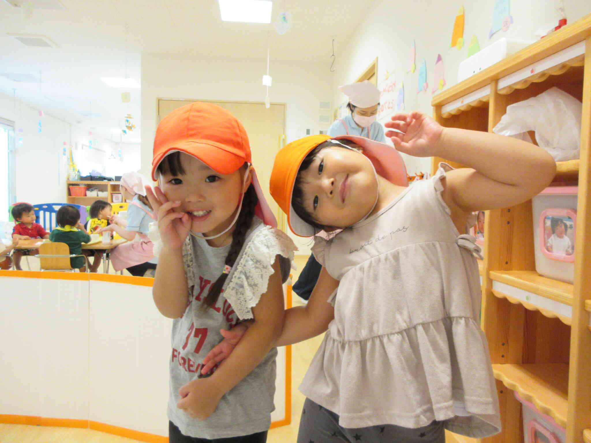 一緒に手をつないでお散歩に行くよ♪【2歳児 うさぎ組】