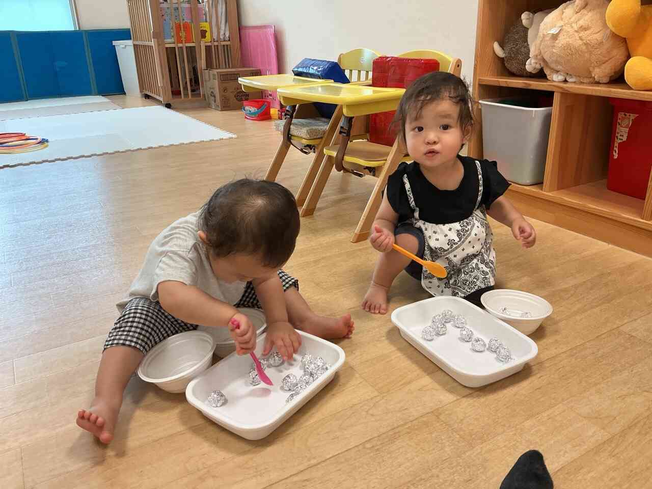 スプーンで遊んだよ【0歳児 ひよこ組】