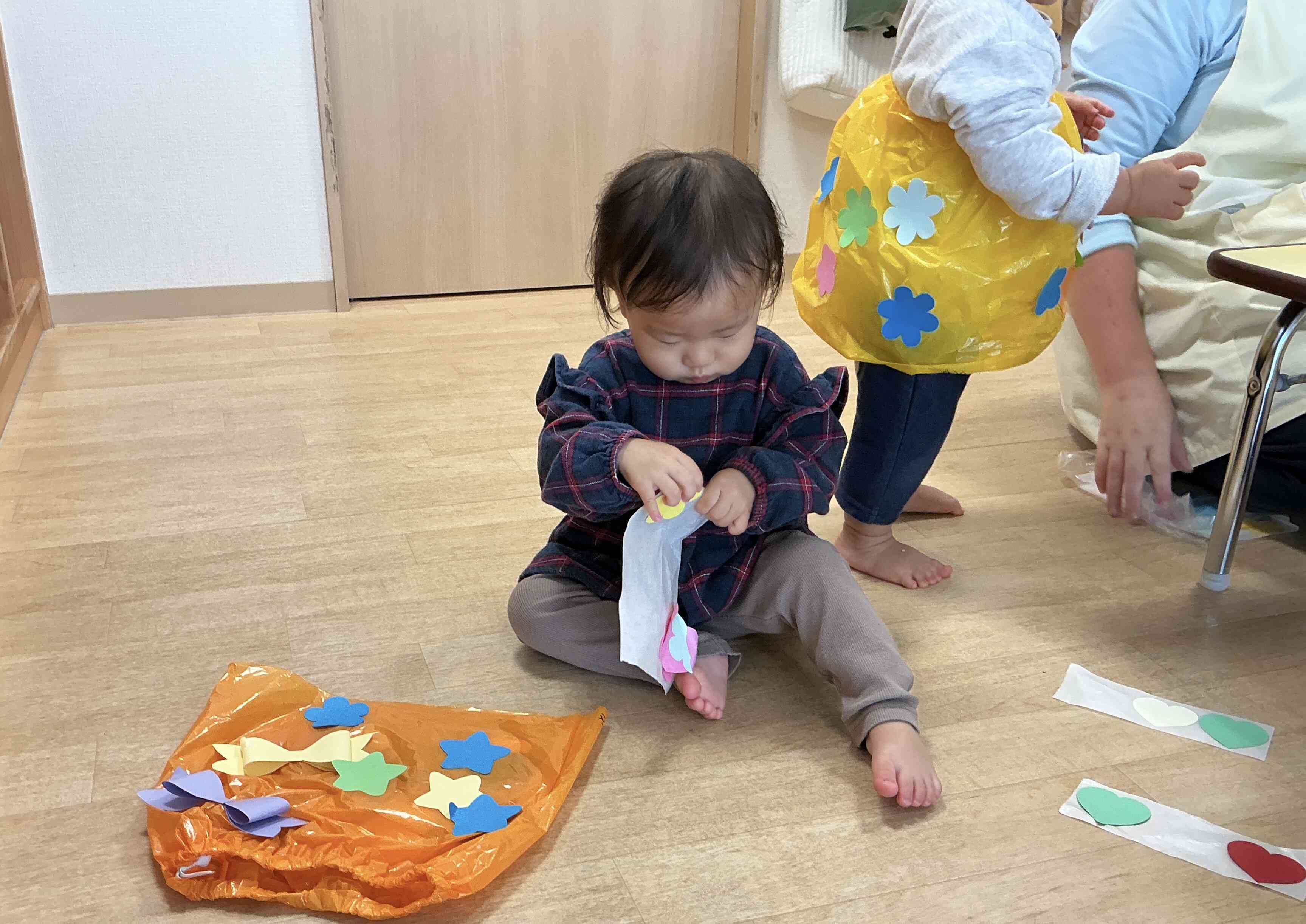 ひよこ組(0歳児)のお友達もシールを台紙から剥がすのも、とっても上手になったね!
