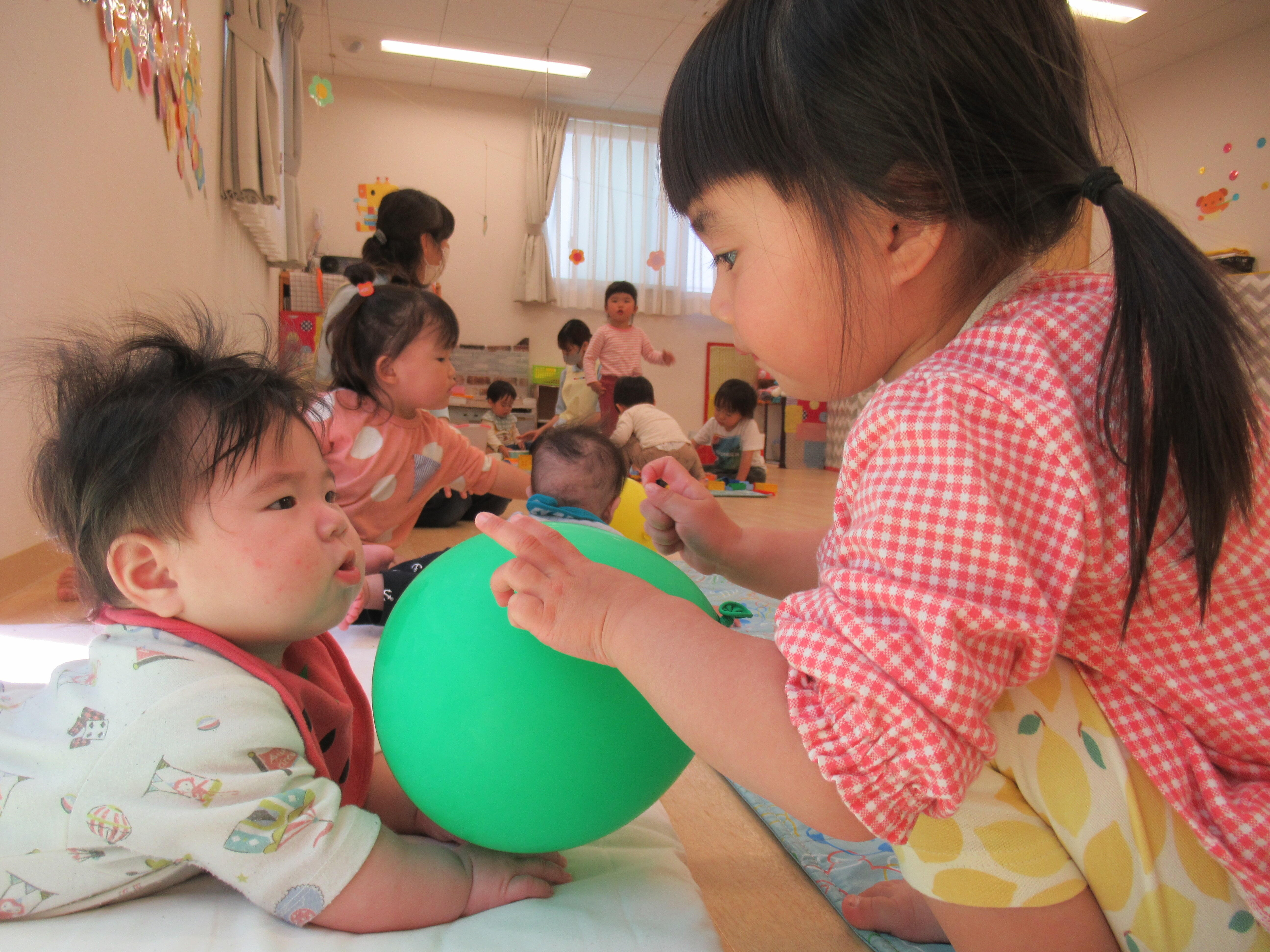 ひよこ組さんに風船どうぞ♪