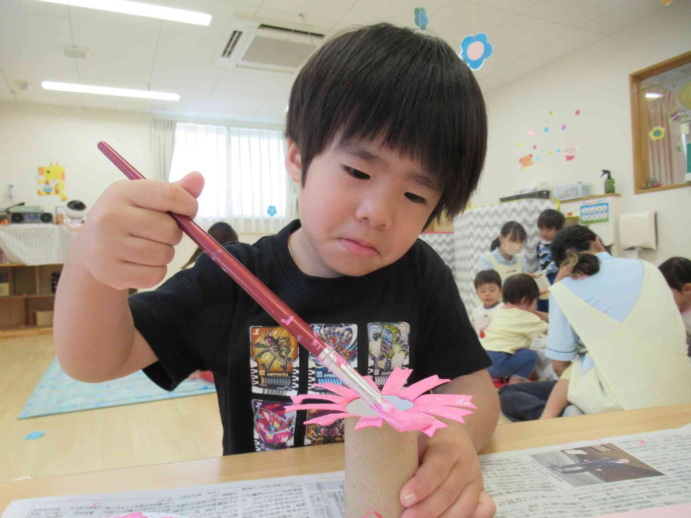 絵の具を使った製作の場面です。小さな面に筆で丁寧に絵の具を塗ることができていましたよ~!