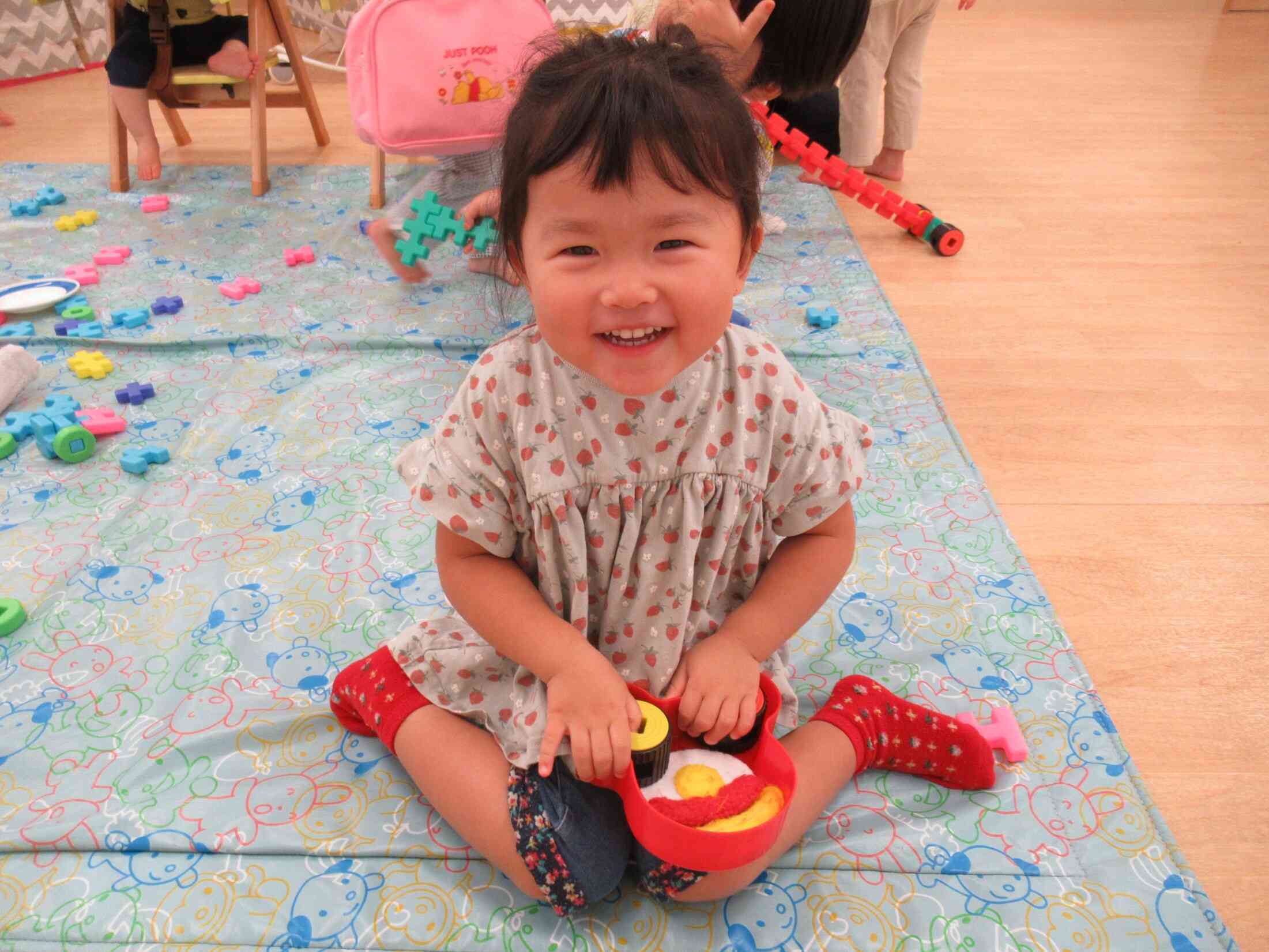 「お弁当作ったよ!」と持ってきてくれたお友だち!ブロックやフェルトの食材でおいしそうなお弁当をご馳走してくれました。