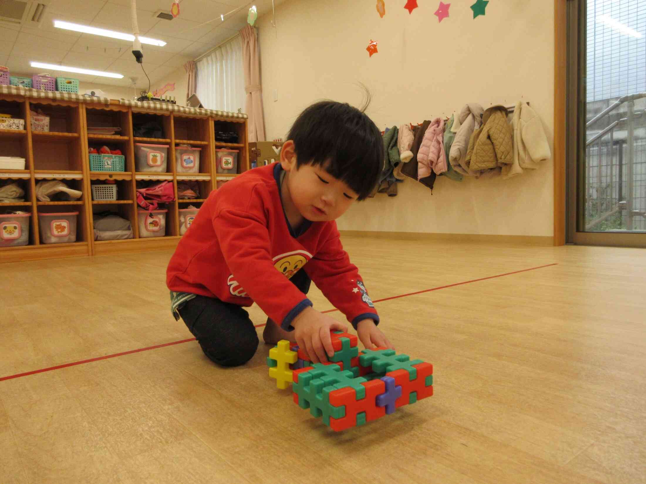 いろいろな形のブロックを組み合わせて楽しんでいます!