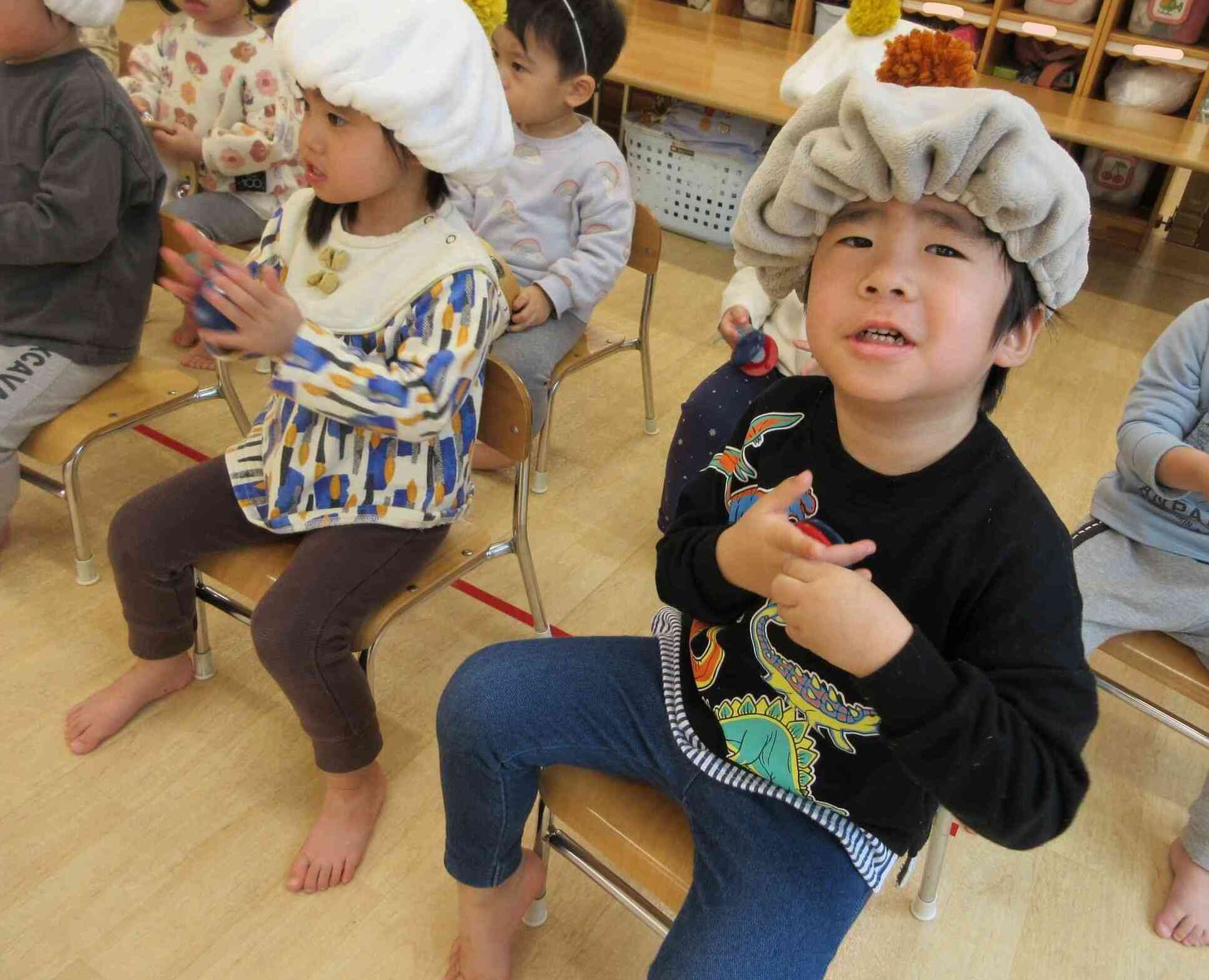 ベレー帽をかぶったら、音楽隊に変身♪ 歌ったり演奏したり大盛り上がりでした!