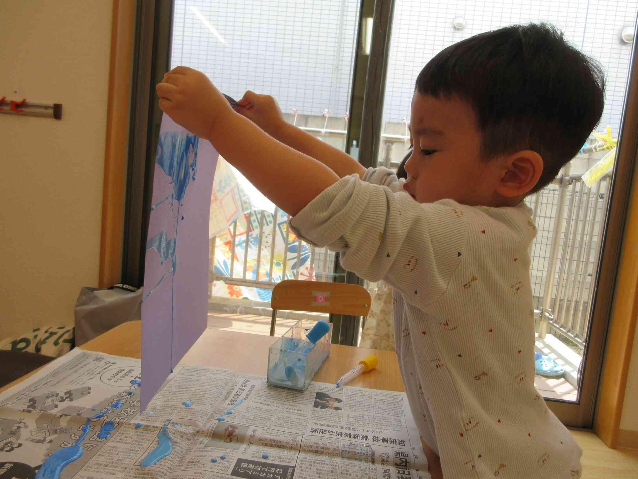 絵の具がたれる様子に興味津々！