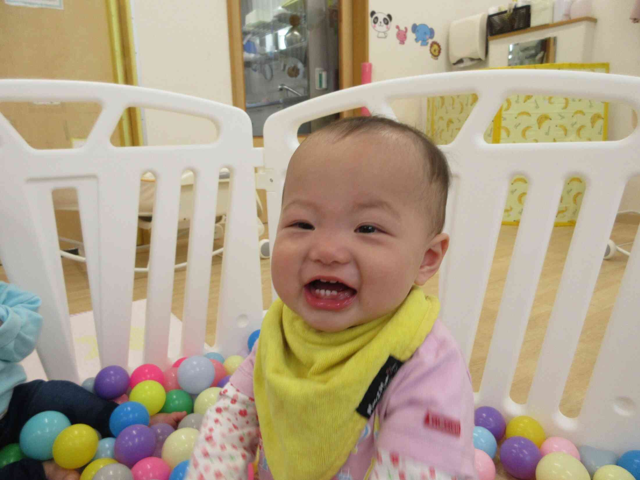 保育士とボール遊びをしています。もう笑いが止まりません♡