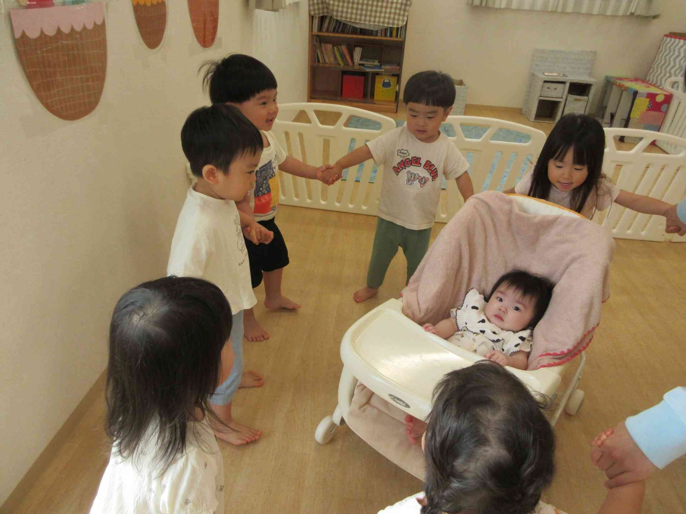 手をつなごう、みんなで手をつ～なご～^^♪