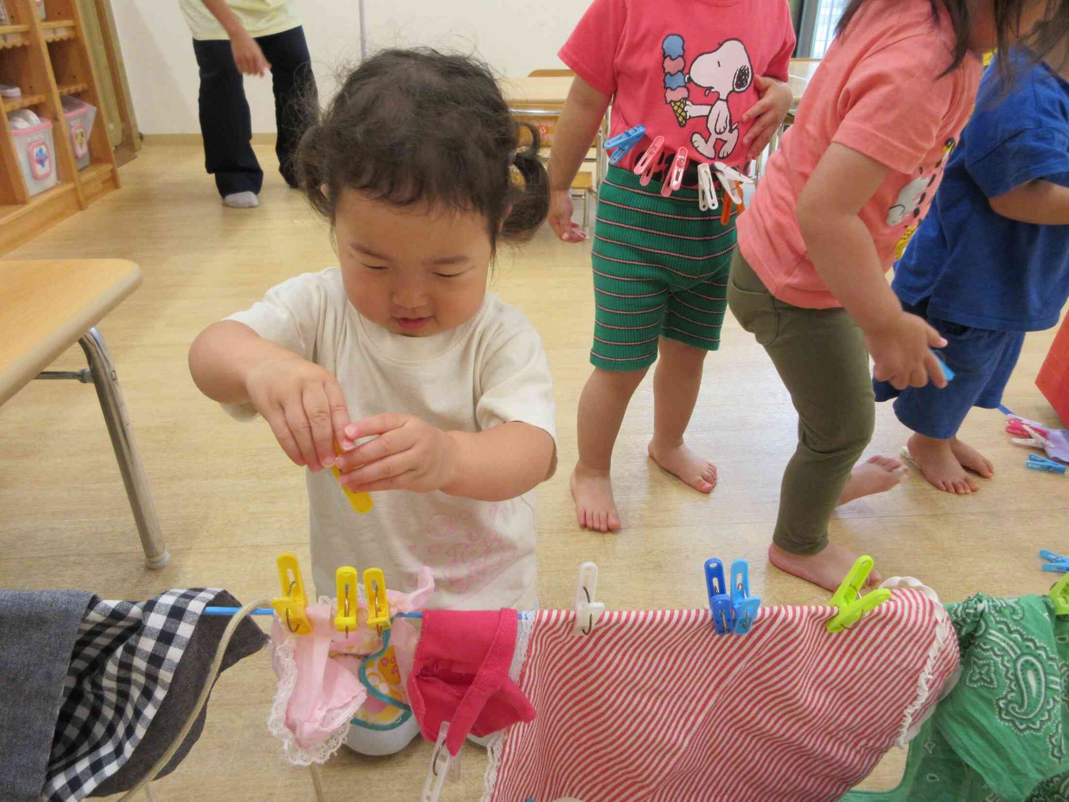 お洗濯のお手伝い!!洗濯ばさみを上手に使えるようになりました。