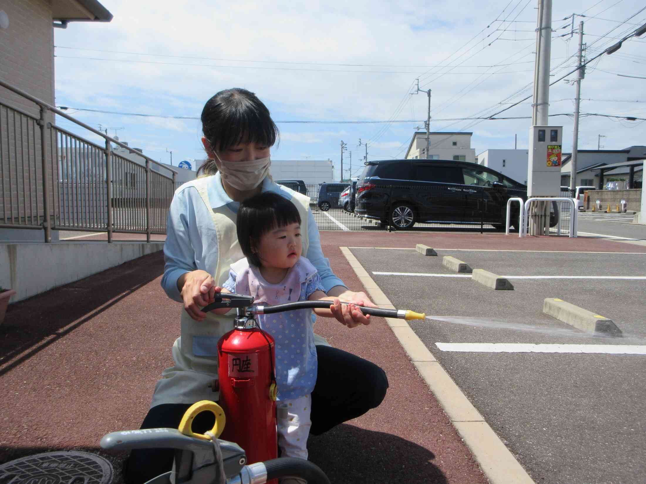 避難訓練で小さな消防士さんをしました。