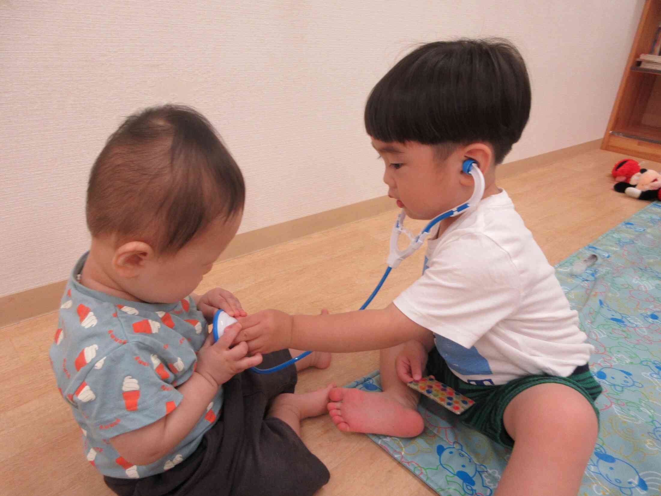 おにいさんとお医者さんごっこ★ おなかポンポン…元気です！