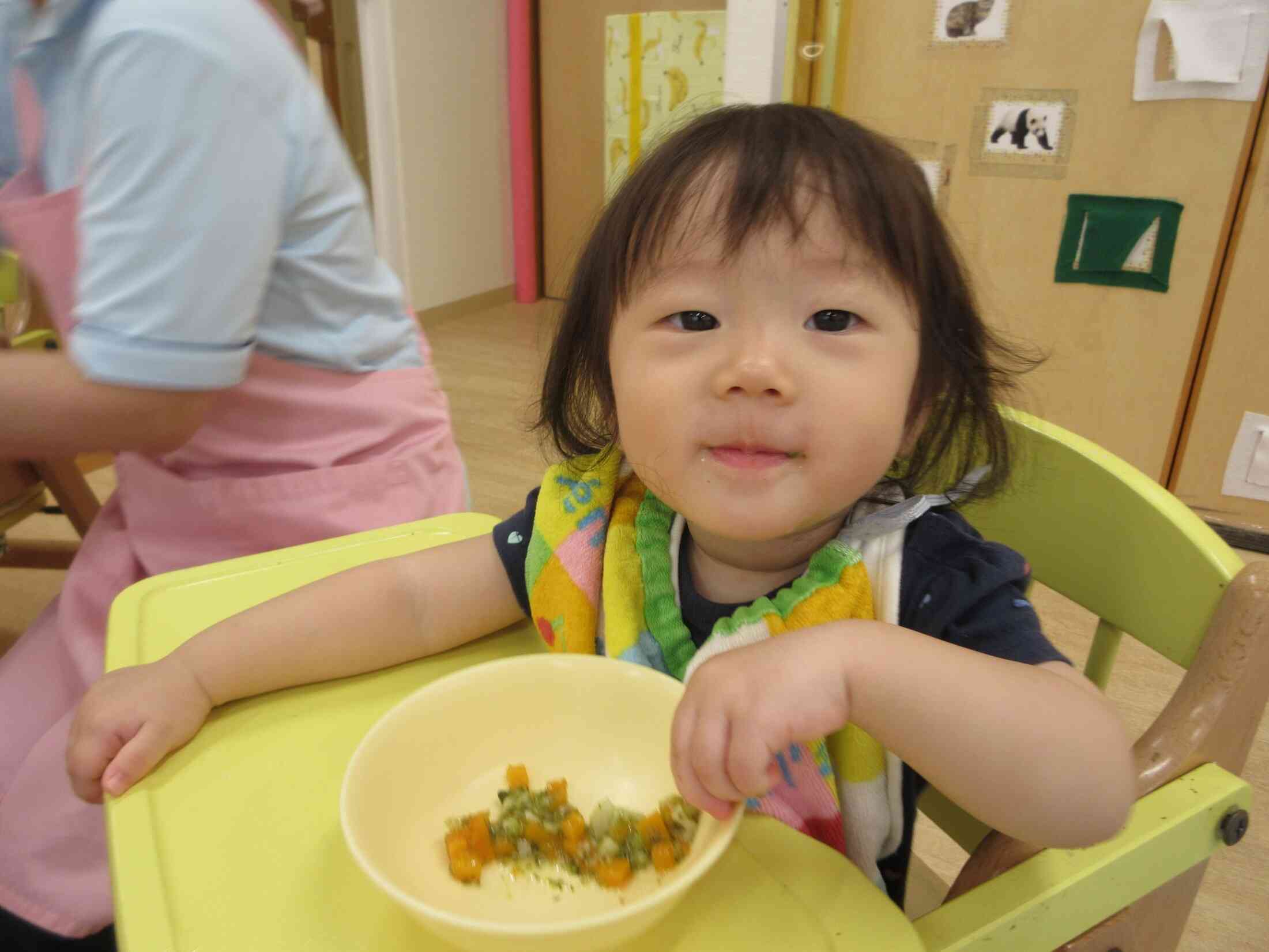 大好きなごはんの時間♪ 手づかみでいっぱい食べられるよ！