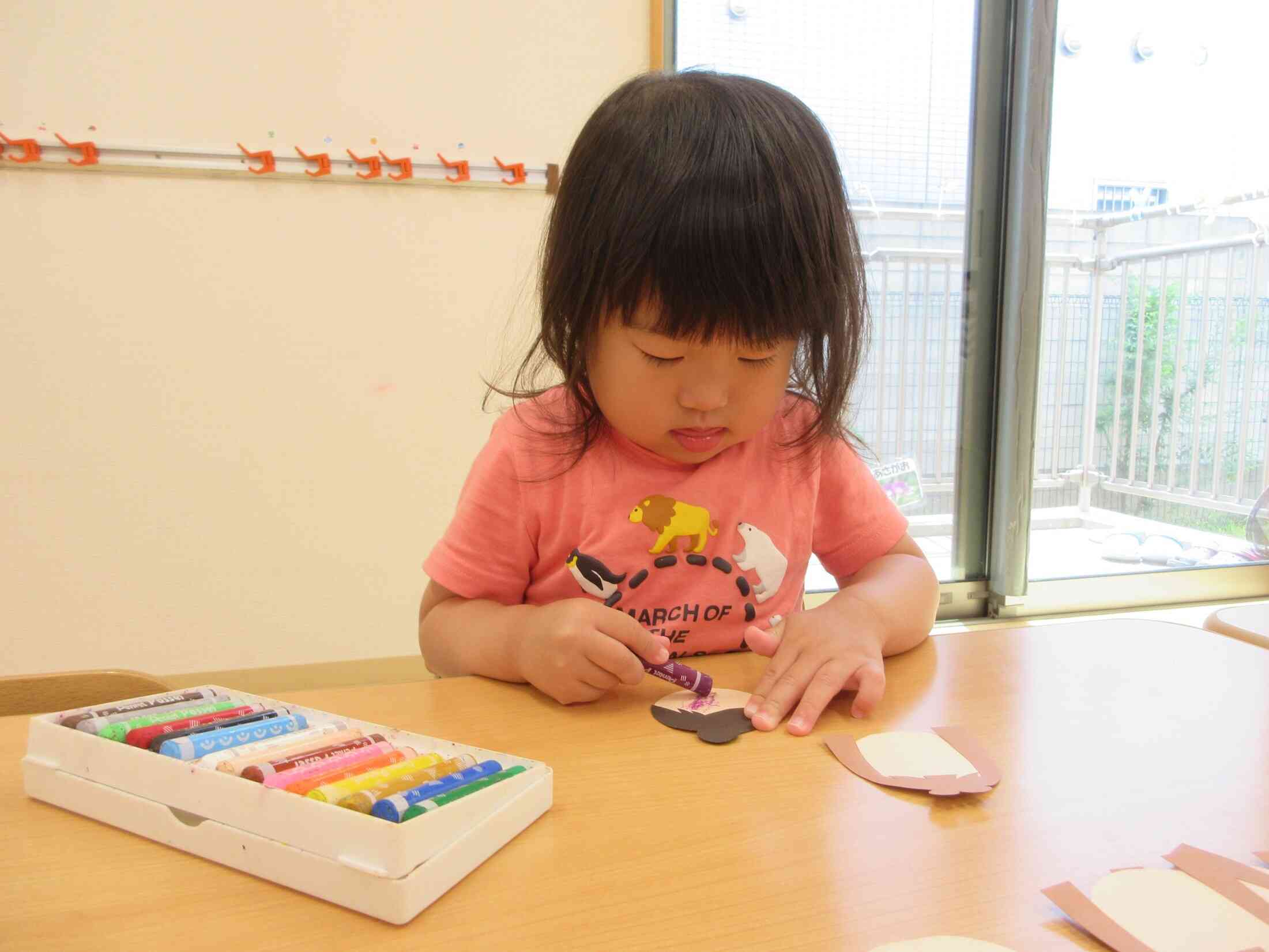 うさぎ組（2歳児）さんは織姫さまと彦星さまのお顔を描きました。