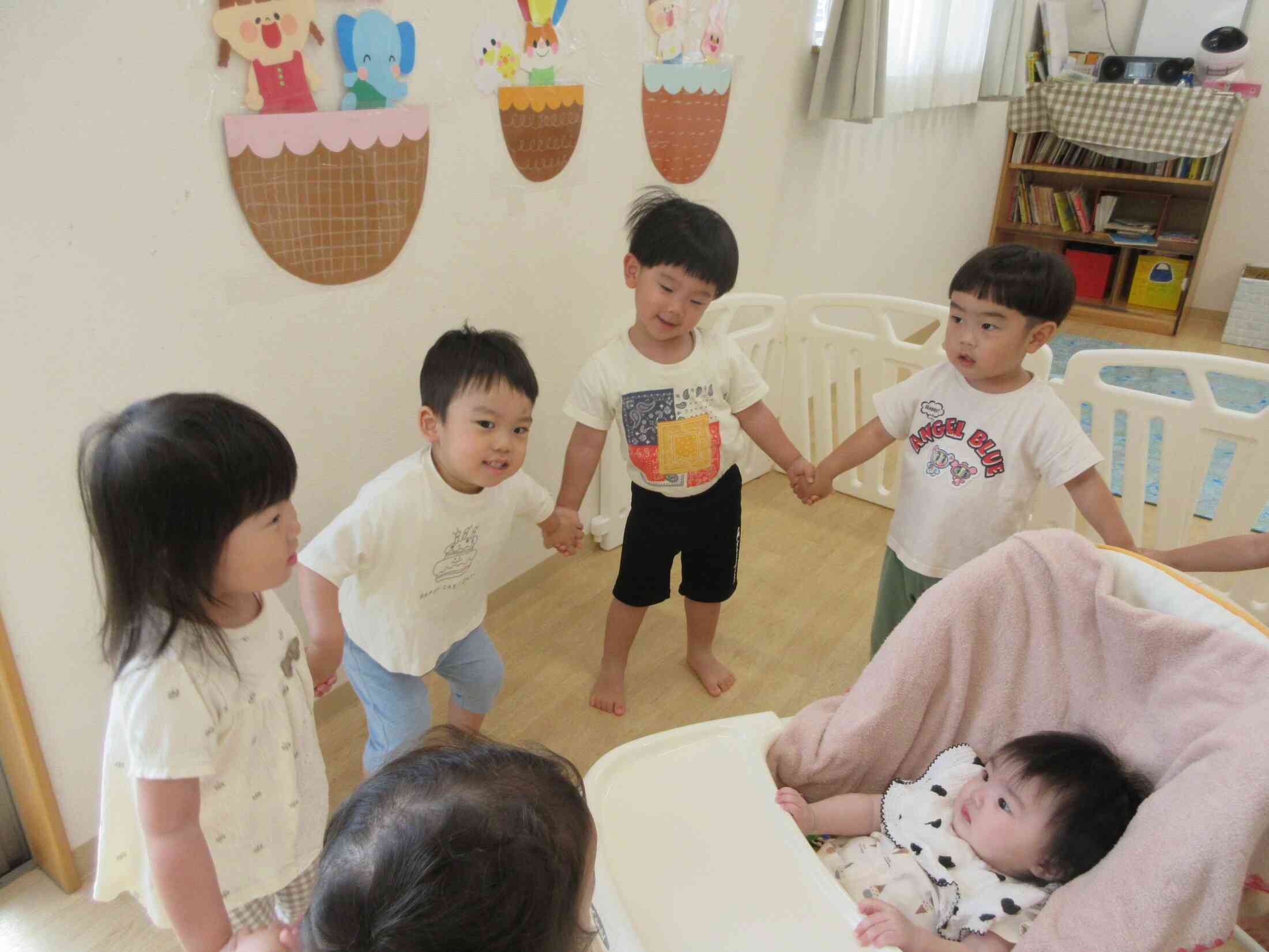 一緒にあそぼっ♡お歌を歌ってあげようね♪