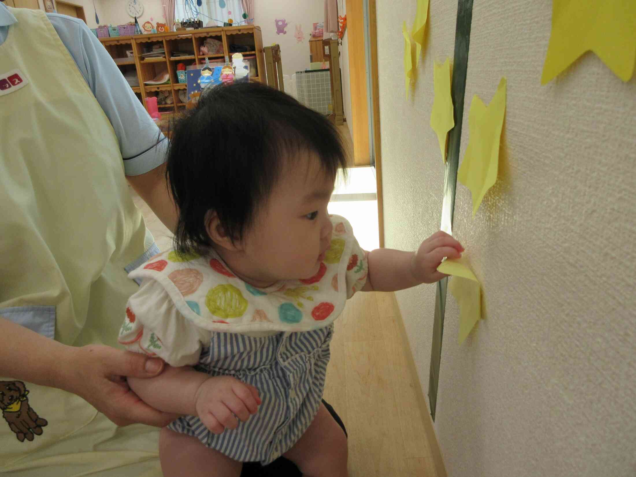 ひよこ組（0歳児）さんも先生といっしょにお星さまをペタン!!