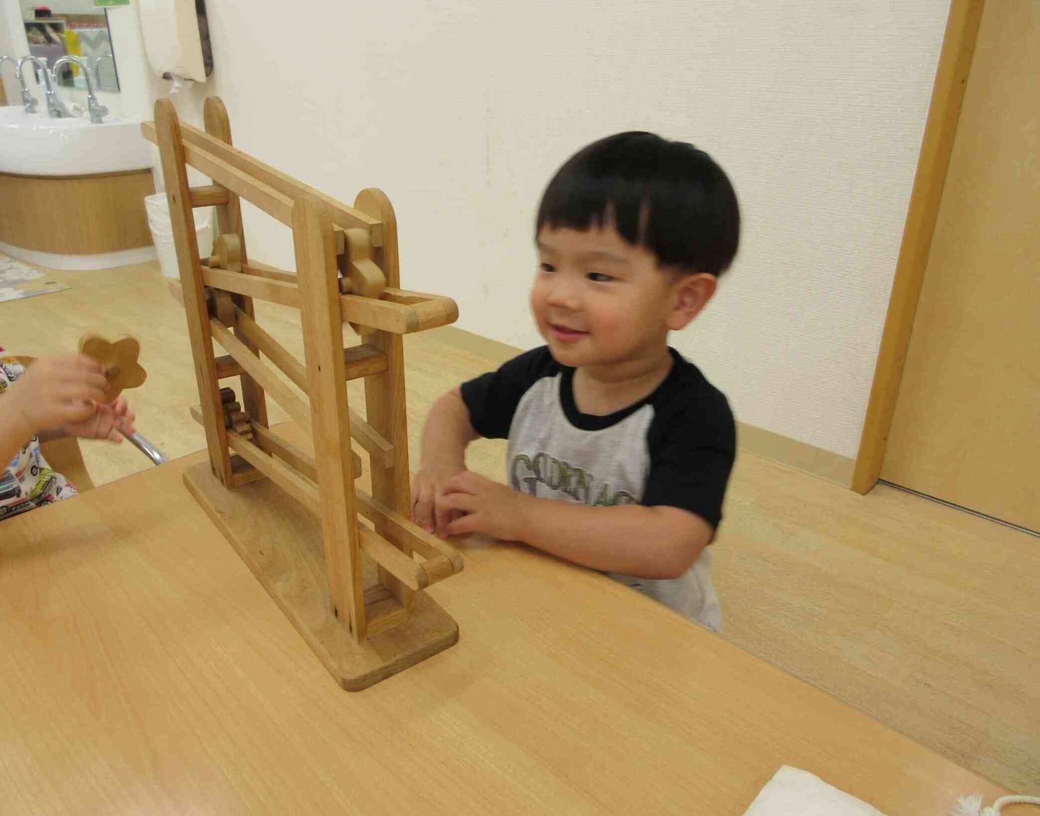 お腹がいっぱいになったから小休憩…。お気に入りのスロープトイ♪