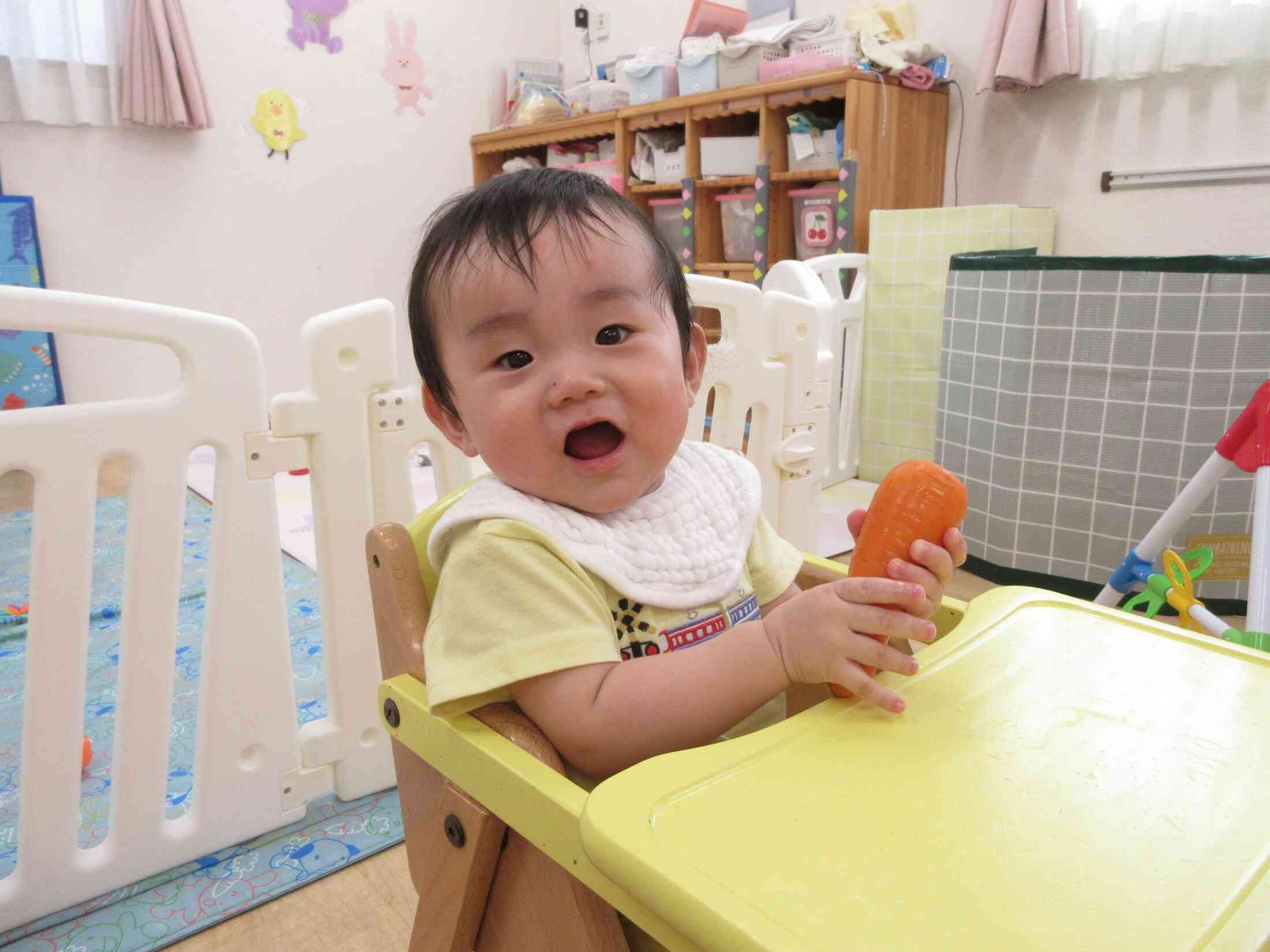 食べるの大好きなひよこ組（0歳児）さん♪