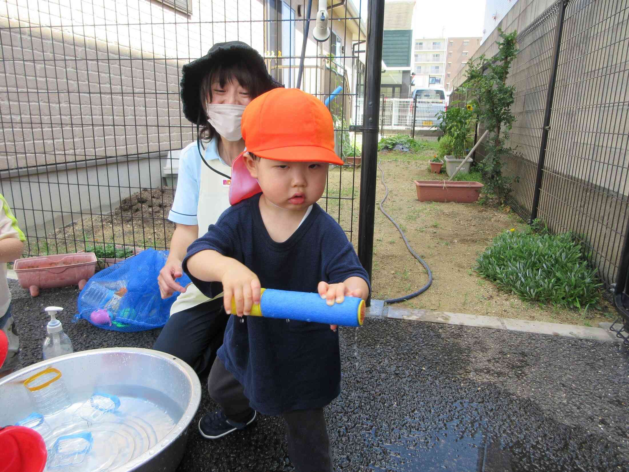 水鉄砲でシュー!