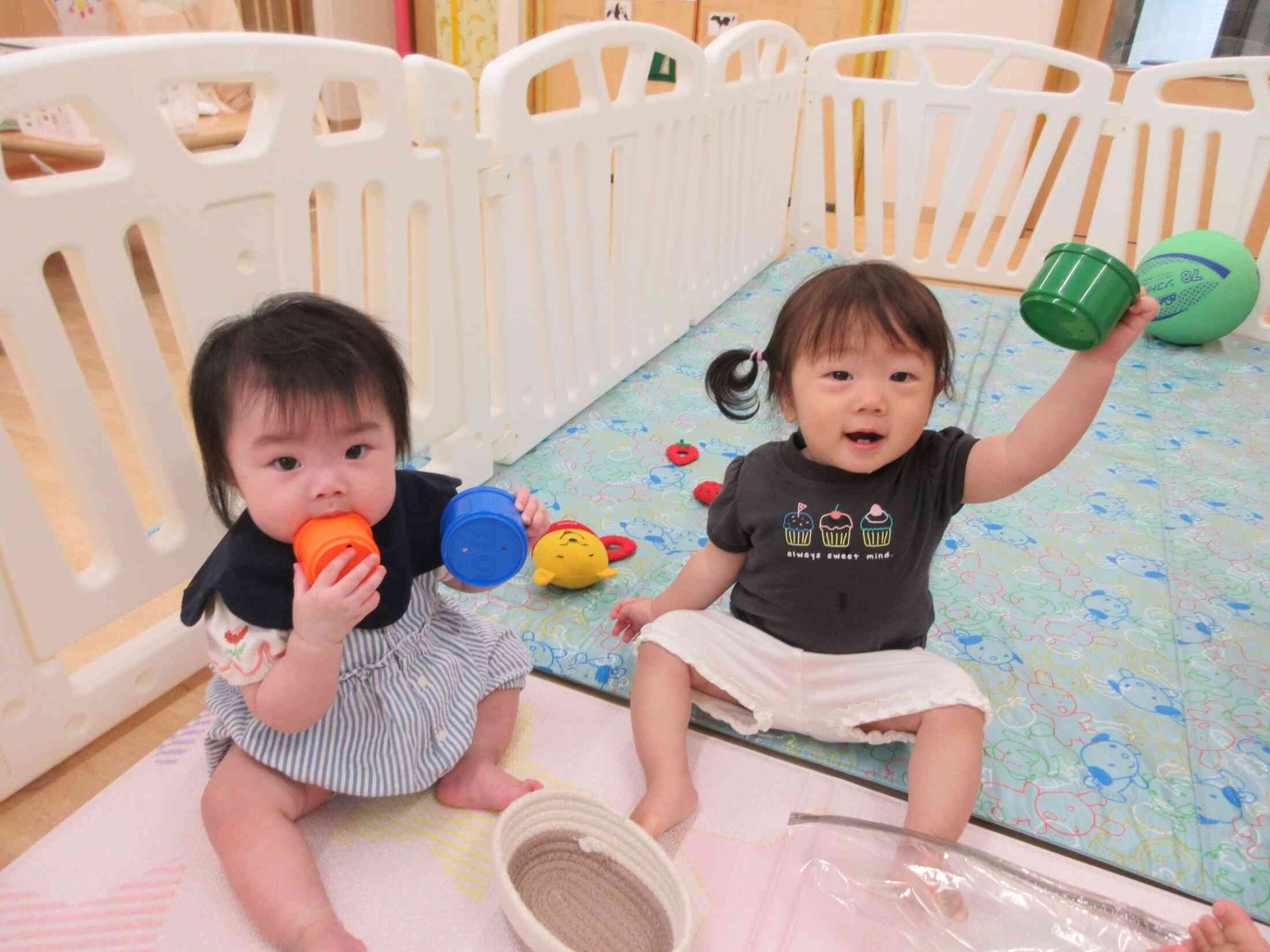 風船マットによじ登っているお友だちを応援「がんばって !」